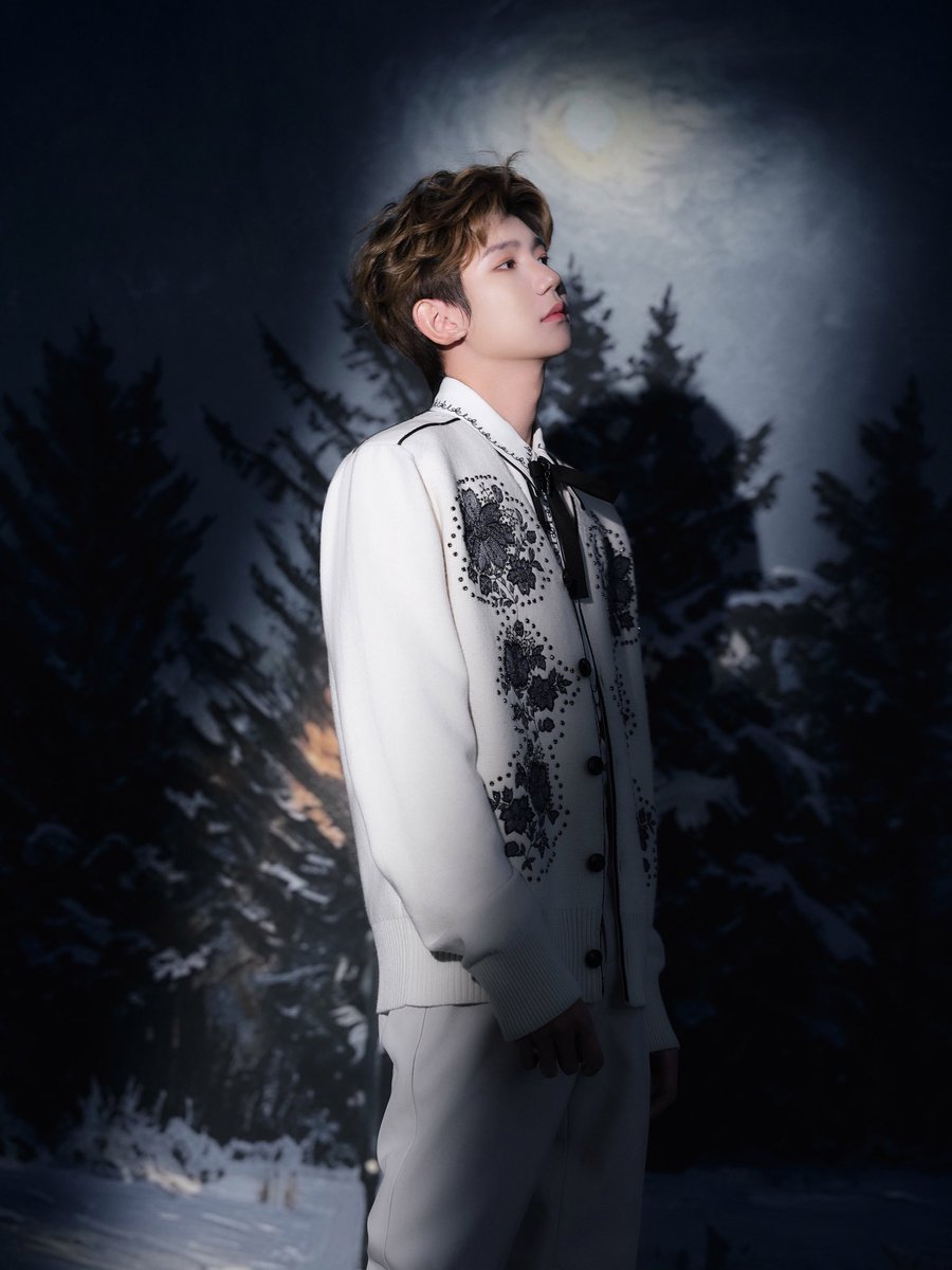 RoyWangGlobal's tweet photo. #RoyWang Studio Weibo Update

浩瀚人海里的牵引，将须臾镌刻成记忆。雪意悬穹，皎洁落定，在大风呼啸的世界里，幸好还有音乐让我们认出彼此。

#王源 #WangYuan #TFBOYS #หวังหยวน https://t.co/v9Oc8wPt9T