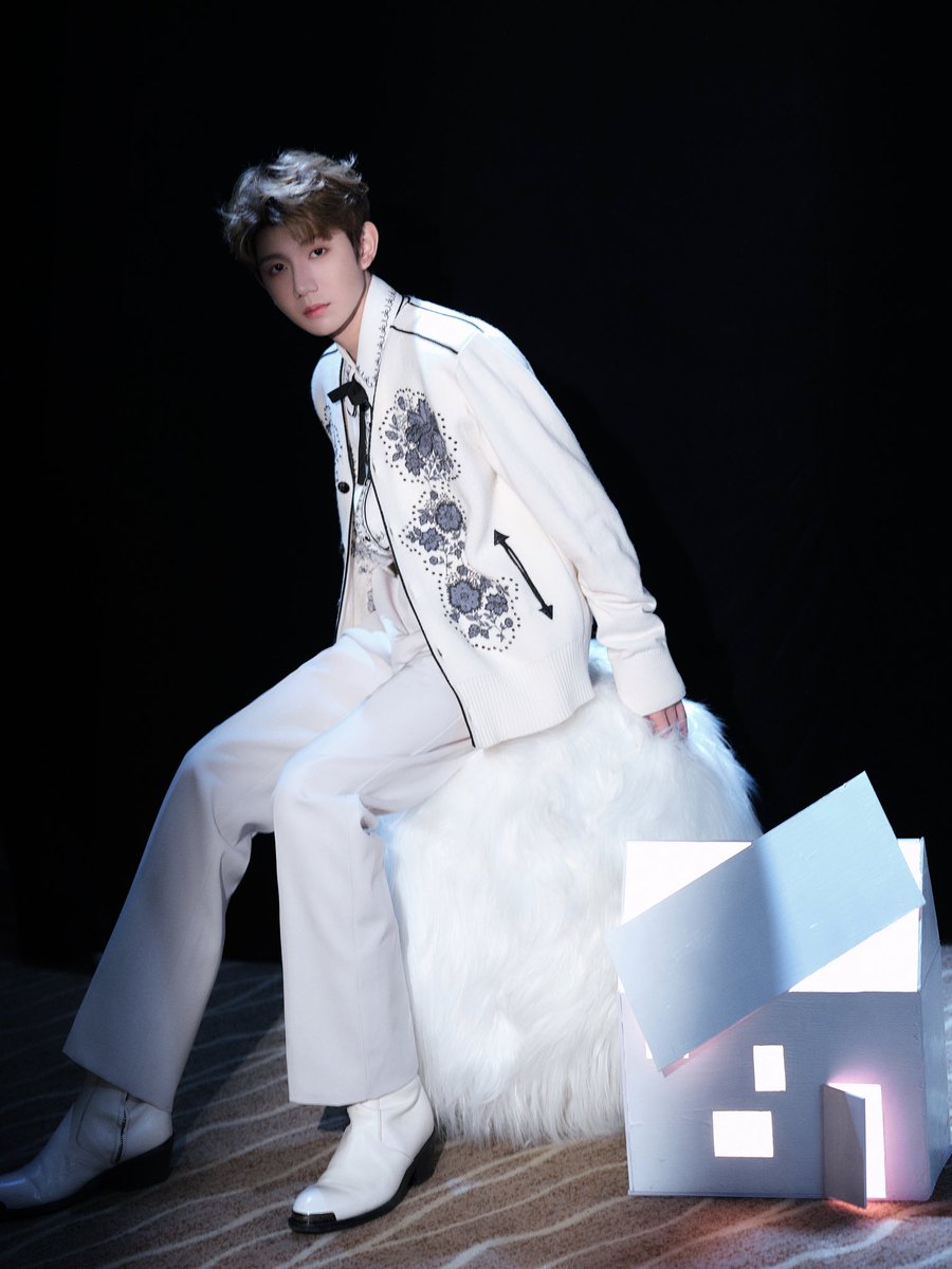 RoyWangGlobal's tweet photo. #RoyWang Studio Weibo Update

浩瀚人海里的牵引，将须臾镌刻成记忆。雪意悬穹，皎洁落定，在大风呼啸的世界里，幸好还有音乐让我们认出彼此。

#王源 #WangYuan #TFBOYS #หวังหยวน https://t.co/v9Oc8wPt9T
