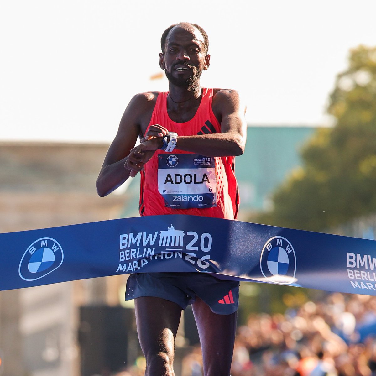 WorldAthletics's tweet photo. Ethiopian double in Berlin 🇪🇹

Tigist Assefa was still on world record pace at 40km before a visible injury ended her record attempt, but held on to win in 2:11:04, the third-fastest time in history.

Guye Adola completed the Ethiopian double, winning the men’s race in a PB of 2:02:50.

🔗 https://t.co/R1baTeualX