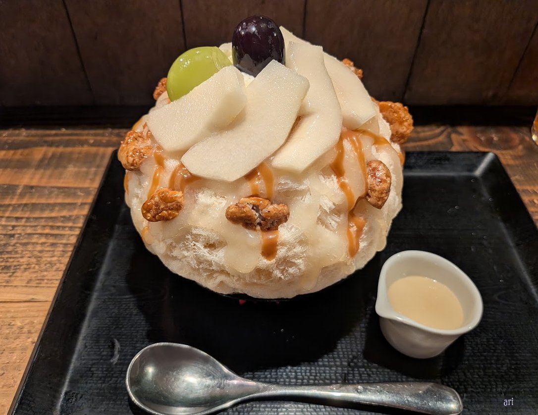 aritakei's tweet photo. 志膳　洋梨キャラメルナッツ 
さわやかな酸味と甘み　食感が果てしなくやわらかでうまーな洋梨にナッツとキャラメルのコクと甘み　新しいスイーツのような　とろっとしたジューシィなソースもうまま 
（かき氷・時差投稿） https://t.co/WQvvzTtXiE