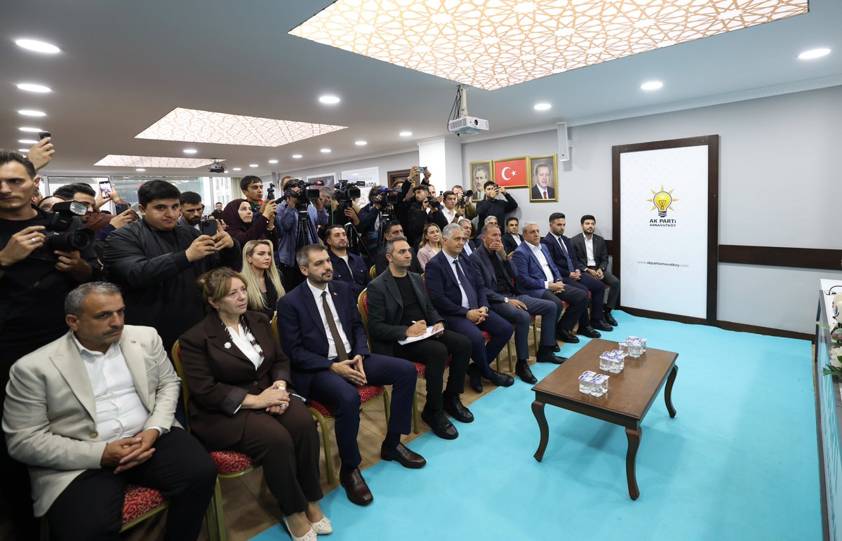 isikhanvedat's tweet photo. AK Parti kadroları olarak 81 ilimizin tamamında vatandaşlarımızla gönül birlikteliğimizi güçlendirmeye, teşkilatımızla sahadan gelen taleplere yönelik politikalarımızı geliştirmeye devam ediyoruz. 

📍#TürkiyeYüzyılıBuluşmaları kapsamında İstanbulumuzun güzel ilçesi Arnavutköy’deyiz.

AK Parti Arnavutköy İlçe Başkanlığımızda, teşkilatımız ve basın mensuplarıyla bir araya geldik.

Cumhurbaşkanımız Sayın @RTErdogan’ın liderliğinde Kardeşlikle Kenetlenen, İstikrarla Güçlenen Türkiye anlayışımız doğrultusunda çalışmaya devam edeceğiz.🇹🇷

@AkpartiArnvtky