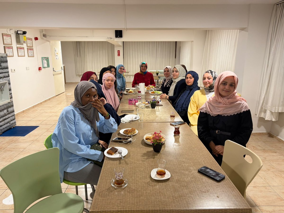 anneveaileder's tweet photo. Derneğimizin değerlerini ve çalışmalarını üniversite gençleriyle buluşturmak, gönüllü üniversite temsilcilikleri oluşturmak amacıyla gençlerimizle bir araya geldik.

Gençlerin enerjisi, fikirleri ve katkılarıyla daha güçlü bir aile ve toplum için birlikte çalışıyoruz. 🤍 https://t.co/T3aH3qOmnT