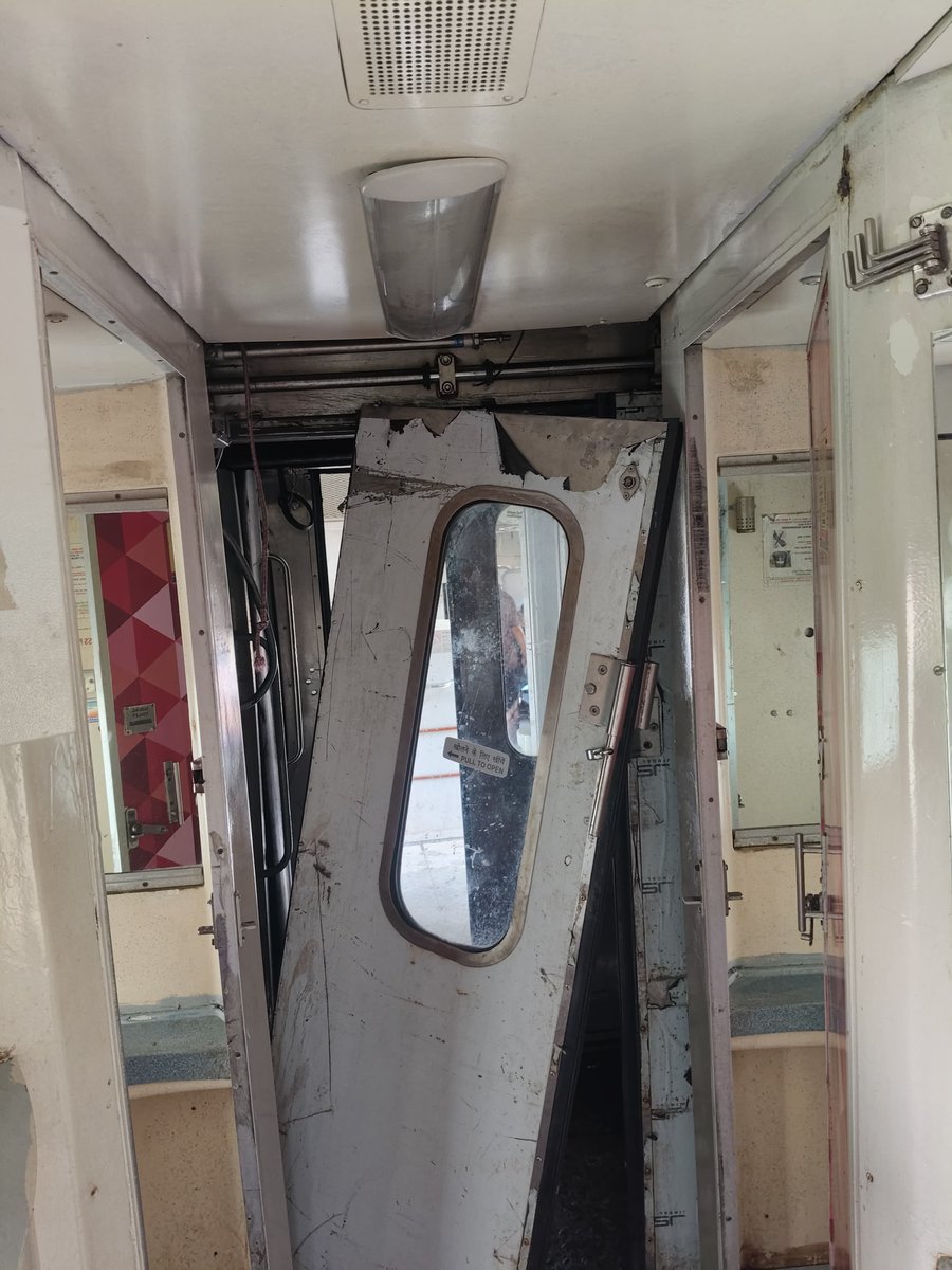DevBose15's tweet photo. @RailwaySeva @RailMinIndia @AshwiniVaishnaw 
गाड़ी संख्या 13048 विभूति एक्सप्रेस के A2 AC कोच का दरवाज़ा टूटा हुआ है। ट्रेन आज प्रयागराज रामबाग से शाम 4:20 बजे हावड़ा के लिए रवाना होगी ट्रेन रवाना होने से पहले A2 कोच के टूटे दरवाज़े की तत्काल मरम्मत/सुरक्षा व्यवस्था सुनिश्चित करे https://t.co/oK4Gwtbivo