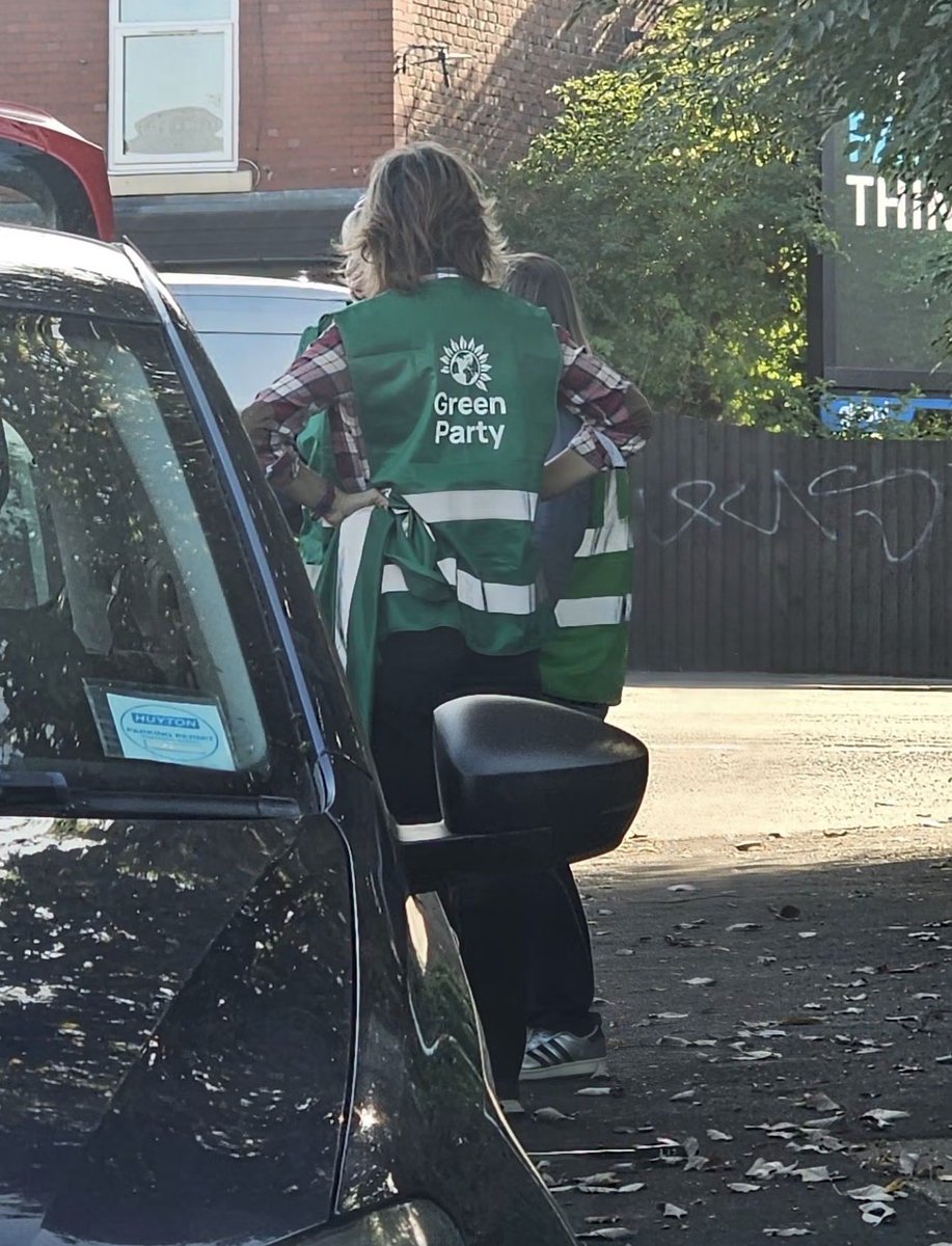 pweapwea's tweet photo. @ZackPolanski Erm…. These your party members arranging for an photo opportunity picking up litter in Stockport in SUV gas guzzlers?? Oh Zack you’re an embarrassment mate. https://t.co/JFKIuvYB5z