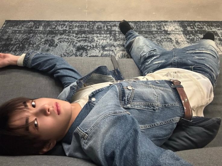 fixonjovng's tweet photo. selfienya kono sambil rebahan gini tuh gemes foto pertama centilmaxxing dd sambil cemberut 😭🤏🏻 https://t.co/E2wmknKA7I