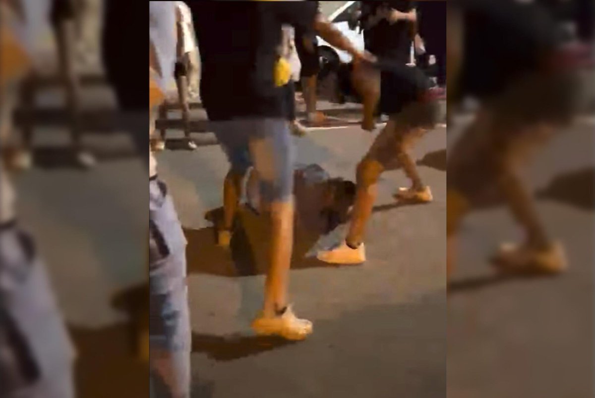 ribera1831's tweet photo. @josevico4 "Le hicieron una persecución, fue como una cacería humana" (testimonio testigos presenciales). Magrebí de 32 años, trabajando de albañil. Bulo: tocó a una chica. En realidad, las chicas lo defendieron. "A Marruecos, hijo de puta". Al poco, concentración antirracista de apoyo. https://t.co/c10Bxu7lp9