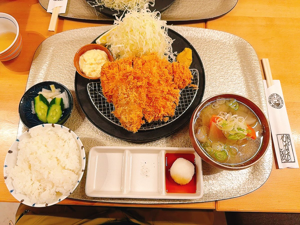 yettyfoot's tweet photo. 米とひなた
ロースカツ、2種の海鮮フライ定食

カツが柔らかく旨い上、イカと白身魚のフライもこの上ない。
米も釜炊きだって！ https://t.co/yOcpXJfBH6