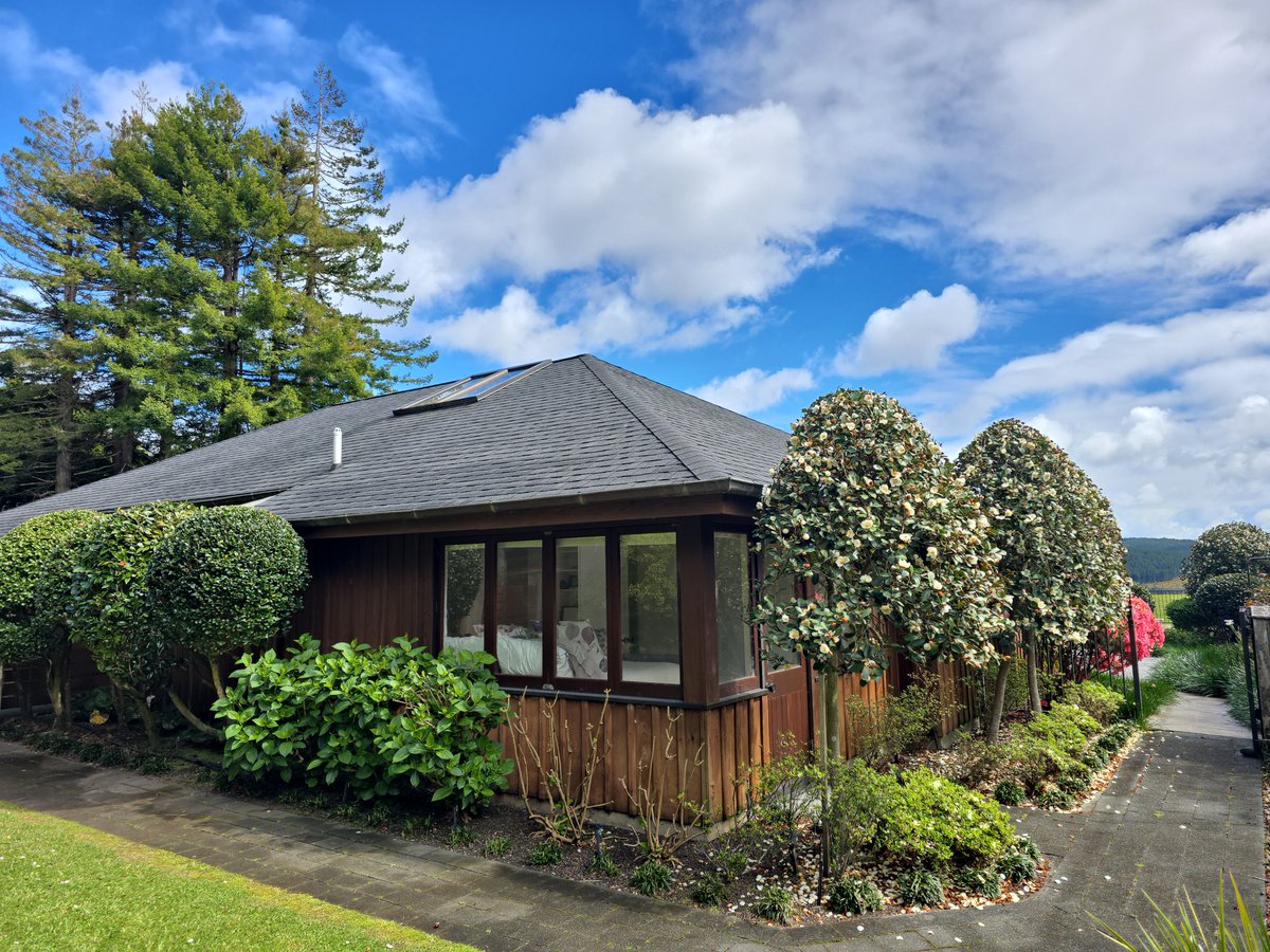 jayvanlent's tweet photo. 4 years later 😎✂️ you really need to take photos of your garden to look back on to notice the transformation over time.
#gardens #landscape #lovemyjob https://t.co/bRtTymPKkB