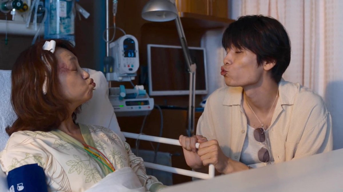 TinTonTheater's tweet photo. ドラマ『#ダウンタイム』第5話。
凜は文のおかげで新の手術に成功した。
二人の間に信頼関係のようなものが生まれたのかと思いきや、
文の炎上を仕掛けていたのが高階だったと判明。
凜の指示でやったのか？
いや～なんだかんだで文に支えられているしな～、
文を炎上させても凜には何のメリットもない。
となると新の指示なのか？目的は不明だけど。

佐緒里役の安達祐実さんの演技が素晴らしかった。
特殊メイクも凝っていたし、
鏡を見たときの身体醜形障害の演出にビビった。
なんとかして佐緒里を救ってほしいわ。
佐緒里が子供と笑顔で会えますように。

妙子が入院しているときのシーン。
ほんわかしていて好きだったのよね～☺️
妙子は助からないのかな。
あと文の父親が誰なのかも気になるところ。

クリニックの従業員・CRAZY COCOさん。
本作がデビュー作とは思えないぐらい演技が上手いわ。