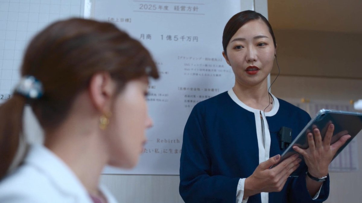 TinTonTheater's tweet photo. ドラマ『#ダウンタイム』第5話。
凜は文のおかげで新の手術に成功した。
二人の間に信頼関係のようなものが生まれたのかと思いきや、
文の炎上を仕掛けていたのが高階だったと判明。
凜の指示でやったのか？
いや～なんだかんだで文に支えられているしな～、
文を炎上させても凜には何のメリットもない。
となると新の指示なのか？目的は不明だけど。

佐緒里役の安達祐実さんの演技が素晴らしかった。
特殊メイクも凝っていたし、
鏡を見たときの身体醜形障害の演出にビビった。
なんとかして佐緒里を救ってほしいわ。
佐緒里が子供と笑顔で会えますように。

妙子が入院しているときのシーン。
ほんわかしていて好きだったのよね～☺️
妙子は助からないのかな。
あと文の父親が誰なのかも気になるところ。

クリニックの従業員・CRAZY COCOさん。
本作がデビュー作とは思えないぐらい演技が上手いわ。