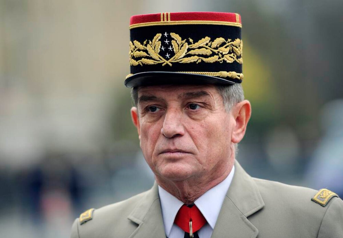 TransparenceCit's tweet photo. 🚨DES LÉGIONS D'HONNEUR CONTRE DES FAVEURS ? UN GRAND GÉNÉRAL ENTENDU PAR LES ENQUÊTEURS

Le général Benoît Puga, ancien chef d'état-major particulier de Nicolas Sarkozy puis François Hollande avant de devenir grand chancelier de la Légion d'honneur de 2016 à 2023, a été placé en garde à vue le 22 septembre par l'Office anticorruption (Oclciff), dans le cadre d'une enquête ouverte en 2023 par le Parquet national financier pour corruption, trafic d'influence et prise illégale d'intérêts. Il est ressorti libre, sans poursuite à ce stade.

Au cœur du dossier : les liens entre le général et le sénateur (aujourd'hui décédé) Jean-Pierre Bansard, dont une douzaine de proches auraient obtenu des décorations, en échange, selon les soupçons des enquêteurs, de séjours en Corse et d'invitations à dîner. 

L'affaire, révélée par @Mediapart dès 2023, avait aussi mis au jour le rôle d'un lobbyiste immobilier à l'origine d'une fondation destinée à faire financer la rénovation de la grande chancellerie par des chefs d'entreprise.