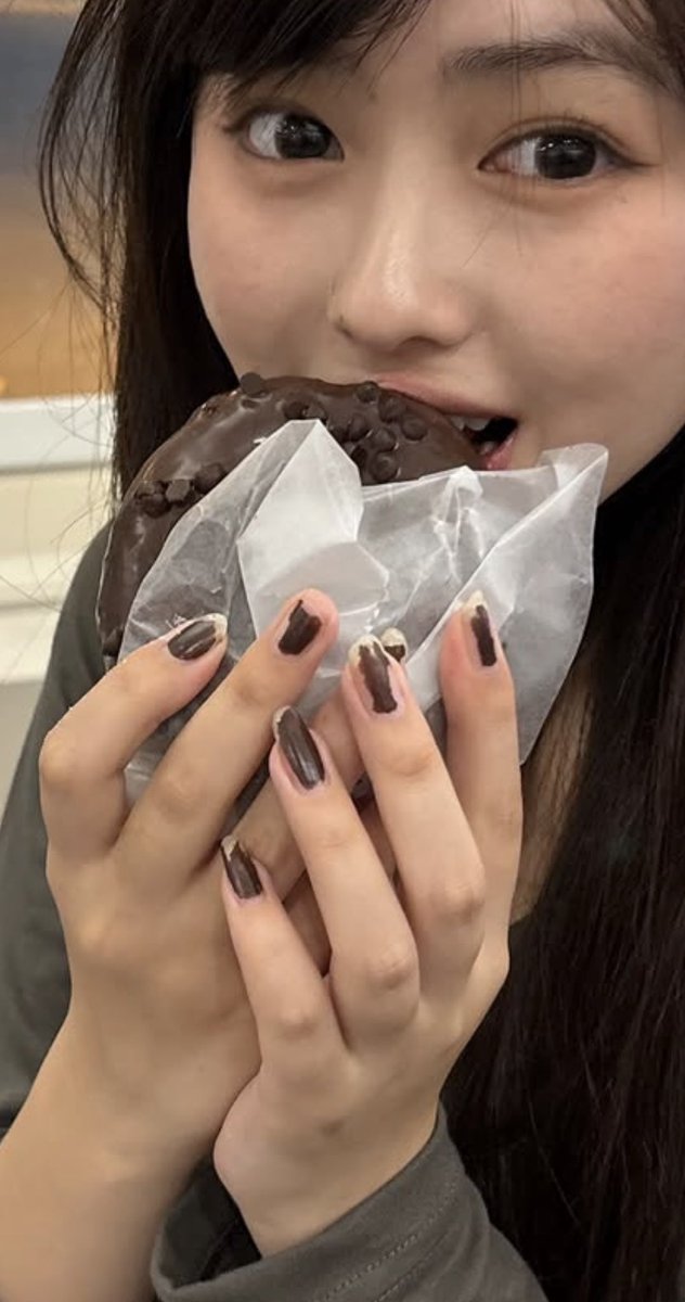 hara_hetta_1's tweet photo. ネイルハゲハゲなとこも愛おしすぎる。爪の形綺麗すぎんか⁇ https://t.co/0E7AThmtH6