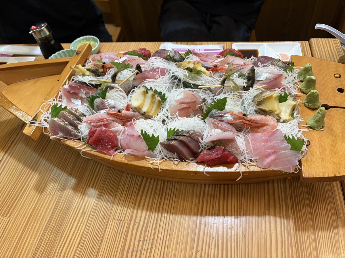 ameyuki17's tweet photo. 義実家親族で旅行してきた。
息子も最初は緊張してたけどだんだん慣れていとこやみんなと関わったりして楽しんでてよかった😊
食べっぷりのすごさに食事の度にみんなに褒められてた笑
写真は大人の夜ご飯🐟 https://t.co/QZnk05B25c