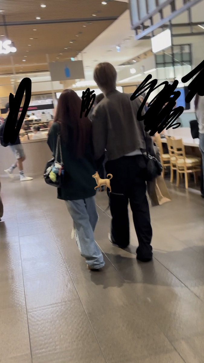 tmsitjc's tweet photo. 컴백도 1년동안 안?못?하고 개��수리 스케만 뒤져라 하고 빠순이들은 니네 공중분해될까봐 매일 걱정만 한바가지 쳐하는데 여자칭긔랑 판교현백에서 신혼부부마냥 데이트 중~💕 진짜 뒤질래? #뉴비트 #NEWBEAT #김태양 https://t.co/P5k5O3kX0t