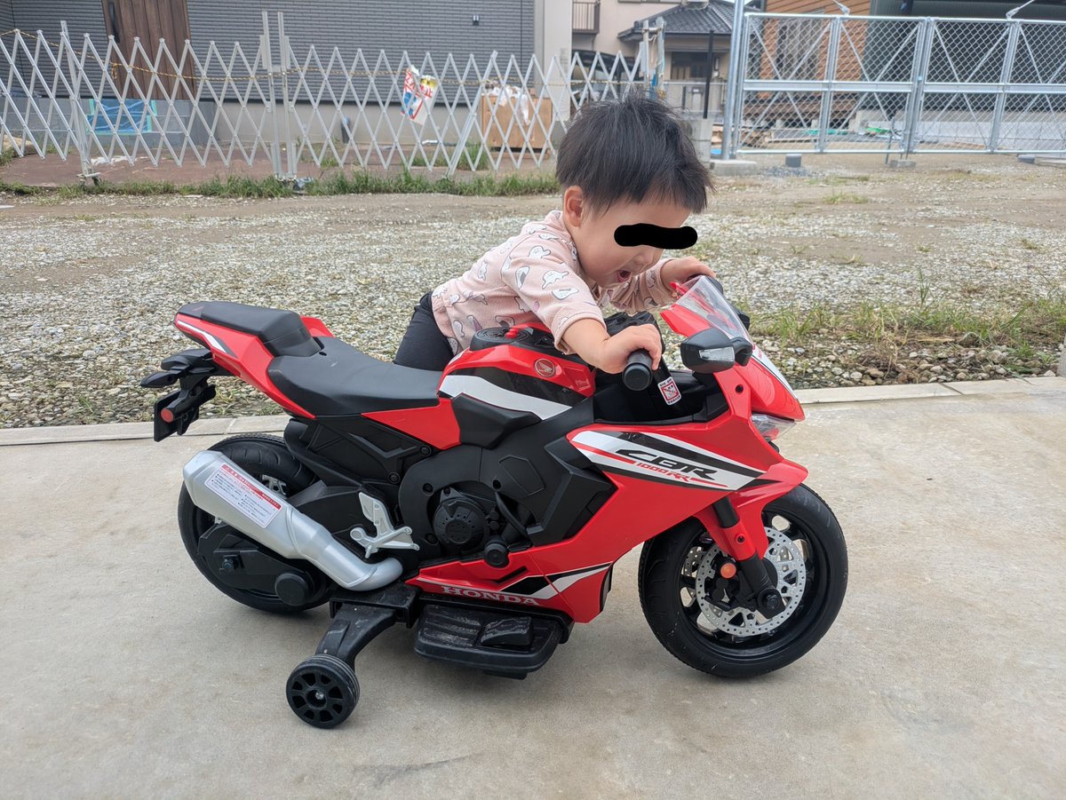 m14ebr21's tweet photo. 息子（1歳半）が電動キッズバイクにドハマりしており、事あるごとにバイクが置いてあるガレージに連れてけと泣いて懇願される。
ここ最近雨続きだったので、やっと外に出すと「これこれ〜♪」と言わんばかりに乗って楽しんでる。
そしてたまに降りて眺めて喜んでる
君はバイク乗りか(笑) https://t.co/4MDQn98SjQ