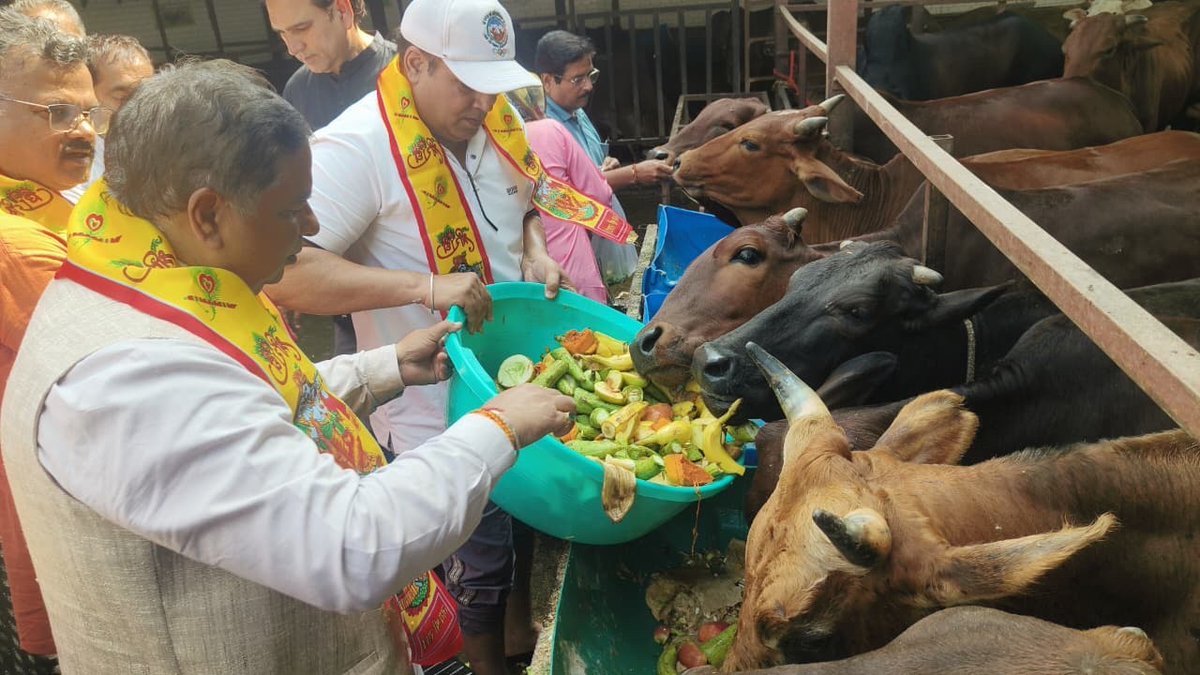 BJP4JnK's tweet photo. भाजपा जम्मू-कश्मीर अध्यक्ष एवं राज्यसभा सांसद श्री @iamsatsharmaca, भाजपा जम्मू कश्मीर ओबीसी मोर्चा अध्यक्ष श्री ब्रह्म ज्योत सत्ती, ज़िला अध्यक्ष श्री राजेश गुप्ता ने आज सेवा संकल्प अभियान के अंतर्गत “सेवा मेरा योगदान” कार्यक्रम के तहत जम्मू के तोप स्थित श्री राधा गोधाम मंदिर में भाजपा ओबीसी मोर्चा द्वारा आयोजित स्वच्छता अभियान एवं गोसेवा कार्यक्रम में सहभागिता की।

इस अवसर पर मंदिर में माथा टेककर पूजा-अर्चना की एवं आशीर्वाद प्राप्त किया। सेवा, स्वच्छता और गौसेवा के माध्यम से समाज के प्रति अपने दायित्वों को निभाने का यह संकल्प सभी के लिए प्रेरणादायी है।

#SevaSankalpAbhiyan #SevaMeraYogdan