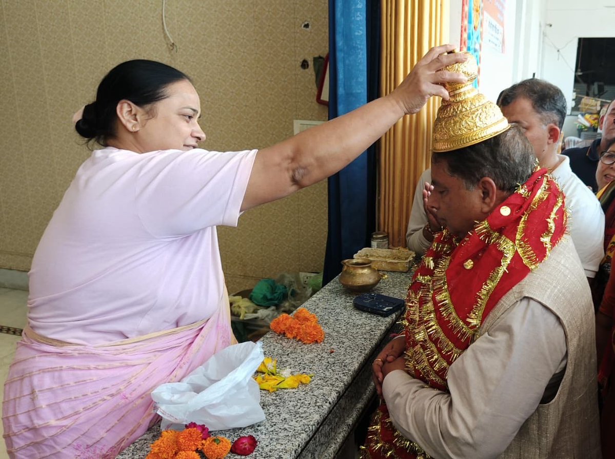 BJP4JnK's tweet photo. भाजपा जम्मू-कश्मीर अध्यक्ष एवं राज्यसभा सांसद श्री @iamsatsharmaca, भाजपा जम्मू कश्मीर ओबीसी मोर्चा अध्यक्ष श्री ब्रह्म ज्योत सत्ती, ज़िला अध्यक्ष श्री राजेश गुप्ता ने आज सेवा संकल्प अभियान के अंतर्गत “सेवा मेरा योगदान” कार्यक्रम के तहत जम्मू के तोप स्थित श्री राधा गोधाम मंदिर में भाजपा ओबीसी मोर्चा द्वारा आयोजित स्वच्छता अभियान एवं गोसेवा कार्यक्रम में सहभागिता की।

इस अवसर पर मंदिर में माथा टेककर पूजा-अर्चना की एवं आशीर्वाद प्राप्त किया। सेवा, स्वच्छता और गौसेवा के माध्यम से समाज के प्रति अपने दायित्वों को निभाने का यह संकल्प सभी के लिए प्रेरणादायी है।

#SevaSankalpAbhiyan #SevaMeraYogdan