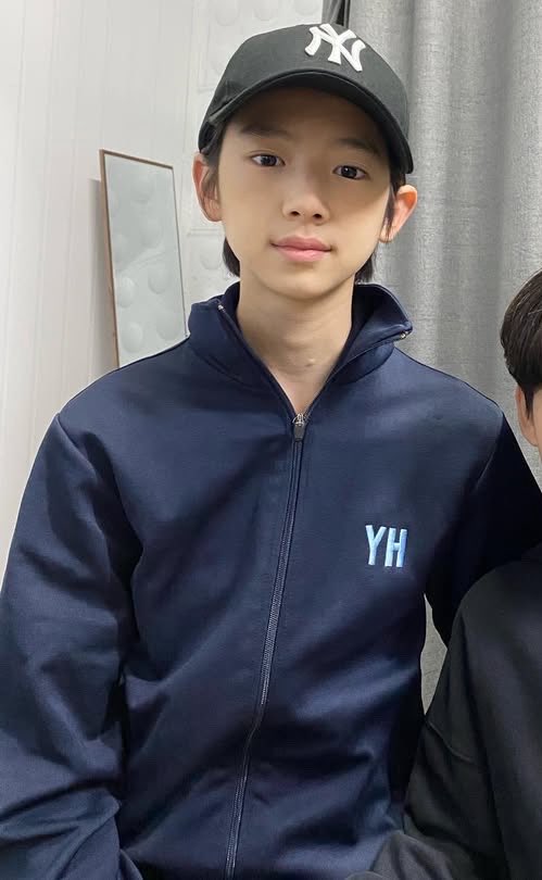 loousdeline's tweet photo. YHIMS uniforms are so pretty 🥹🩵 https://t.co/X4VkoqkzO8