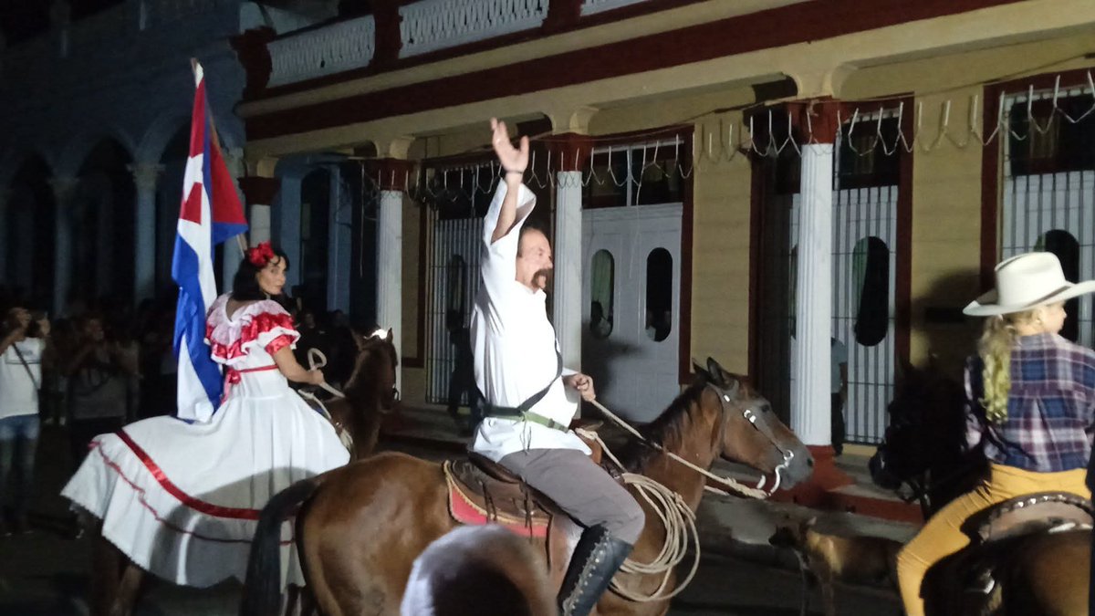 RossQuilez's tweet photo. 150 años después, se recuerda aquel 26 de septiembre de 1876 en que el Mayor General Vicente García, nuestro León de Santa Rita, prefirió quemar la ciudad empezando por su casa, antes de verla esclava del colonialismo español. 
 #LasTunas, #VicenteGarcía #CubaEsCultura https://t.co/Bg0CxIGREQ