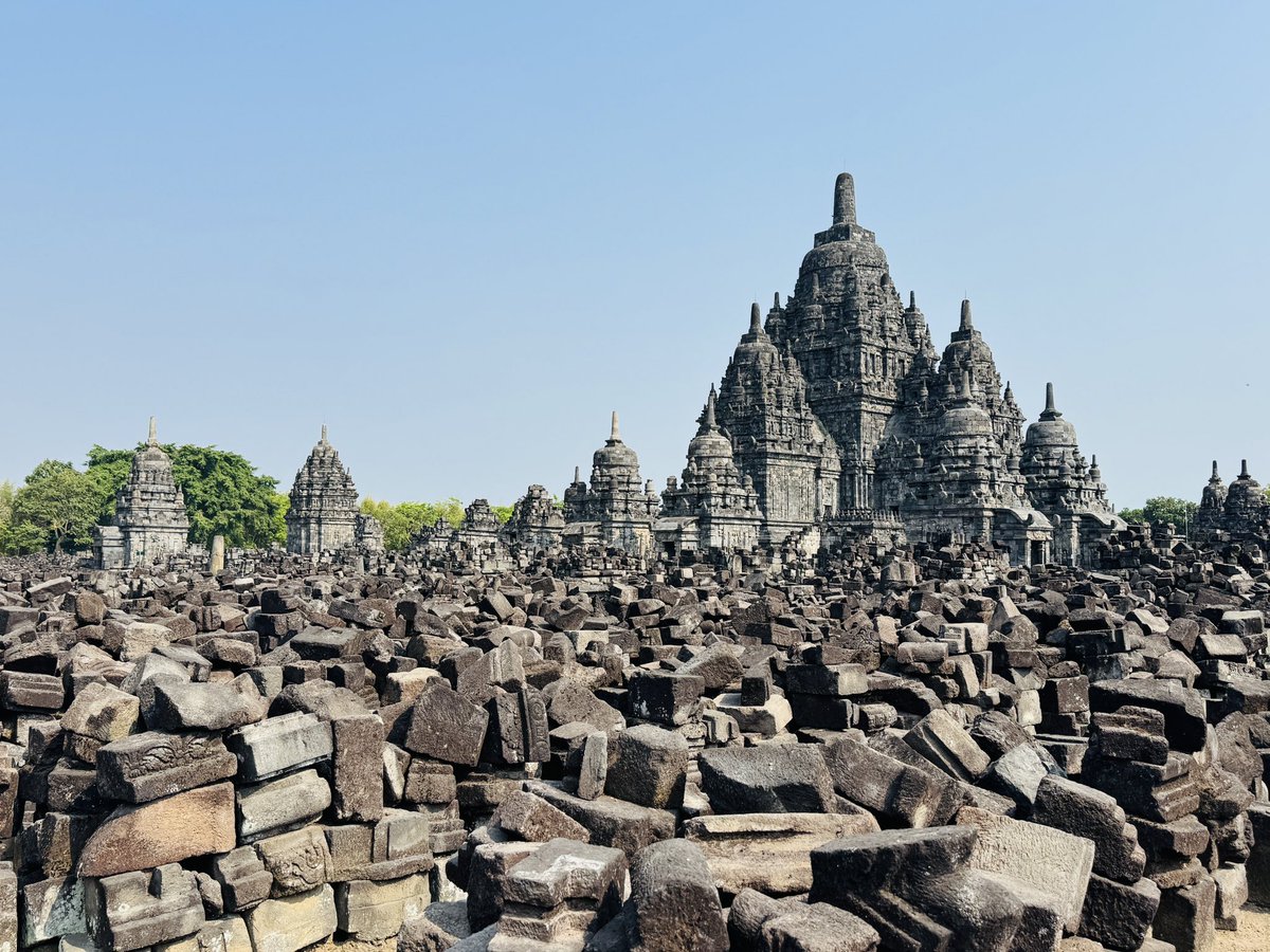 Kyohei_Tortoise's tweet photo. プランバナン寺院と同じ敷地内にあるのが、こちらは9世紀に建立された仏教遺跡のセウ寺院。地震や噴火の多い国なので、中心のタワー以外は崩落してし���っているという…石を積み上げただけなので、横の力には弱いのかも。
#prambanan https://t.co/3ZlcDZXXPg