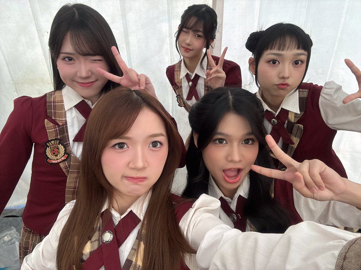 AU_LiaJKT48's tweet photo. gaissss terima kasih yaa buat all star sport fest hari inii!! huhu panas yaaa tadii? 🥺 JGN LUPA MINUM YG DINGIN DINGIN ABIS INIIII, makasih yaaa udah dateng dan nontonin kita 💘 hati-hati pulangnya https://t.co/cjpNeBB3nM