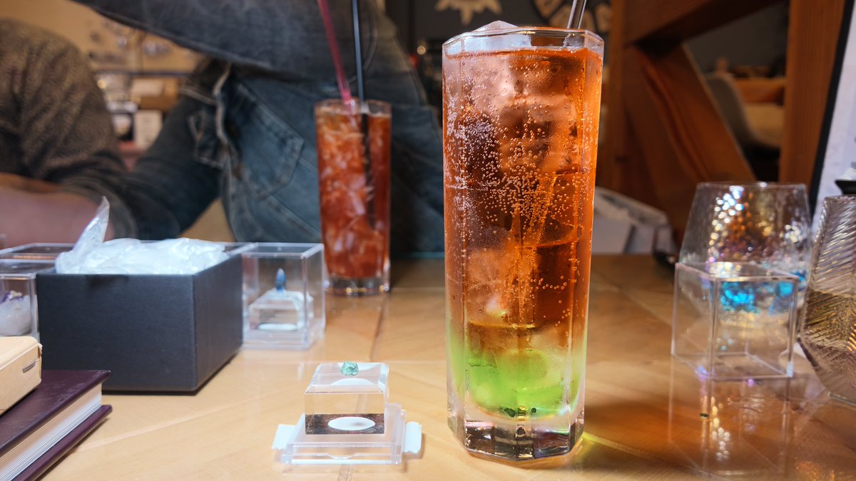 olivemineral's tweet photo. 鉱物&amp;カフェミネラルムールさん(@MineralMuru )でプチ石会をしました！
楽しかった😁

みわさん(@timetripmineral )のクリーダイト、黒野さん(@gaina4087 )のカンテラオパール、ayuさん(@mofulove_ayu )のマクロ写真、そしてアレキサンドライトカクテル(とアレキサンドライト)です！ https://t.co/WUX7oue2f4