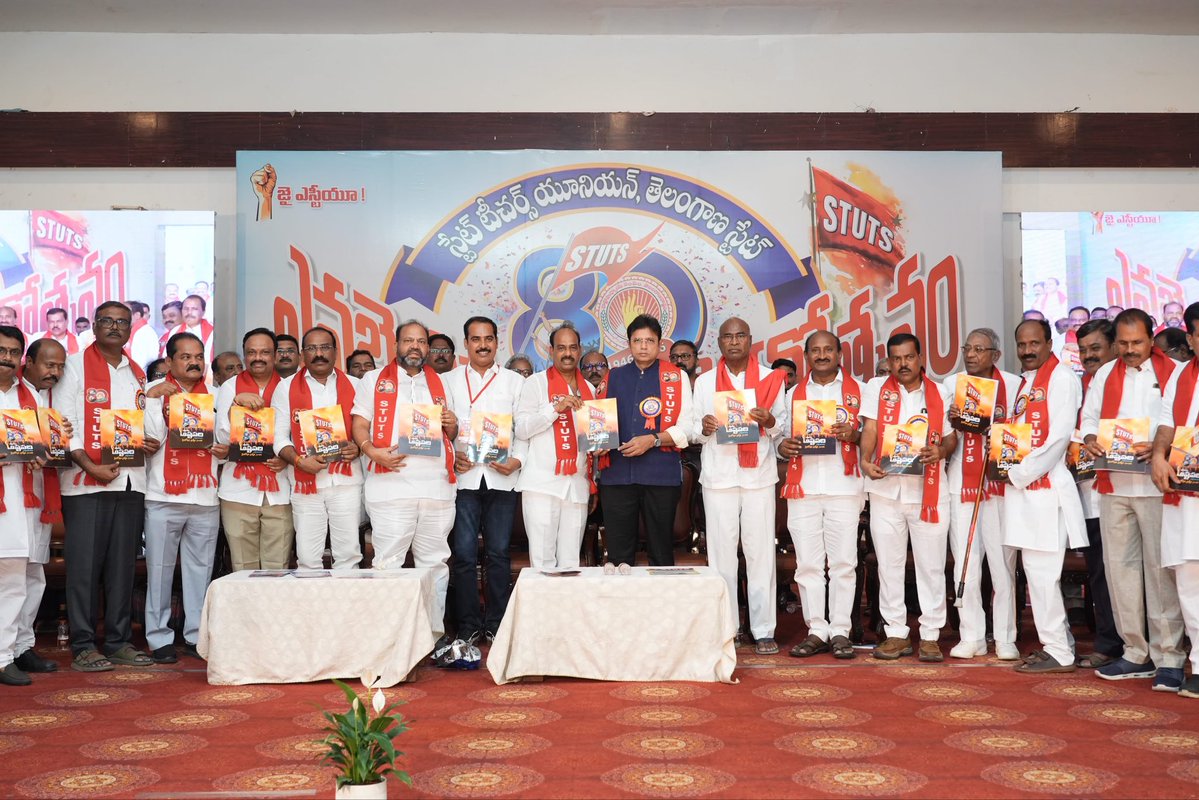 OffDSB's tweet photo. ఈరోజు నాగోల్ లోని శుభం కన్వెన్షన్ లో నిర్వహించిన స్టేట్ టీచర్స్ యూనియన్ తెలంగాణ స్టేట్(ఎస్టీయూటీఎస్) 80 వసంతాల వైభోవోత్సవంలో పాల్గొన్నాను. రాష్ట్రంలోని ప్రైవేట్ కు ధీటుగా ప్రభుత్వ పాఠశ���లలను బలోపేతం చేసేందుకు ప్రభుత్వం చిత్తశుద్ధితో కృషి చేస్తోంది. ఈ ప్రయాణంలో భాగస్వామ్యమై... కీలక పాత్ర పోషించాలని ఎస్టీయూటీఎస్ సభ్యులకు పిలుపునిచ్చాను.

#teachersunion #telangana