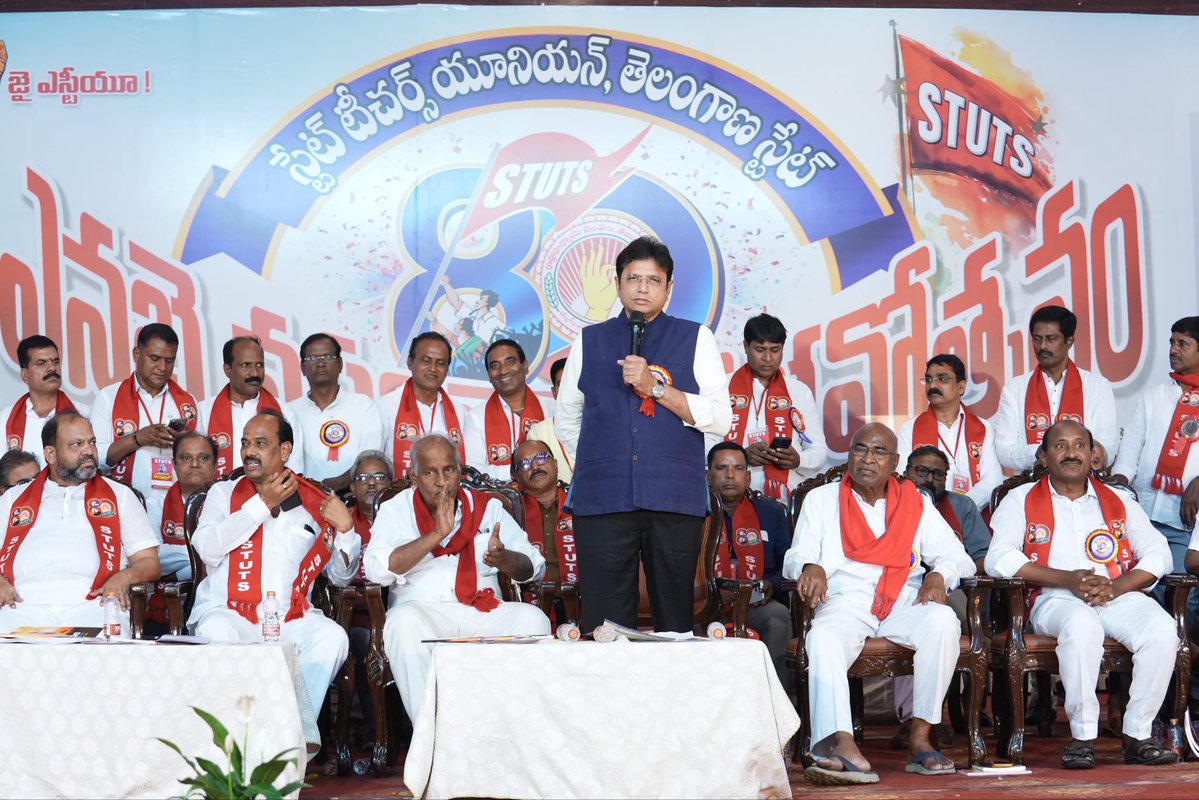 OffDSB's tweet photo. ఈరోజు నాగోల్ లోని శుభం కన్వెన్షన్ లో నిర్వహించిన స్టేట్ టీచర్స్ యూనియన్ తెలంగాణ స్టేట్(ఎస్టీయూటీఎస్) 80 వసంతాల వైభోవోత్సవంలో పాల్గొన్నాను. రాష్ట్రంలోని ప్రైవేట్ కు ధీటుగా ప్రభుత్వ పాఠశ���లలను బలోపేతం చేసేందుకు ప్రభుత్వం చిత్తశుద్ధితో కృషి చేస్తోంది. ఈ ప్రయాణంలో భాగస్వామ్యమై... కీలక పాత్ర పోషించాలని ఎస్టీయూటీఎస్ సభ్యులకు పిలుపునిచ్చాను.

#teachersunion #telangana