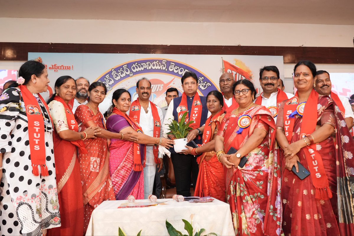 OffDSB's tweet photo. ఈరోజు నాగోల్ లోని శుభం కన్వెన్షన్ లో నిర్వహించిన స్టేట్ టీచర్స్ యూనియన్ తెలంగాణ స్టేట్(ఎస్టీయూటీఎస్) 80 వసంతాల వైభోవోత్సవంలో పాల్గొన్నాను. రాష్ట్రంలోని ప్రైవేట్ కు ధీటుగా ప్రభుత్వ పాఠశ���లలను బలోపేతం చేసేందుకు ప్రభుత్వం చిత్తశుద్ధితో కృషి చేస్తోంది. ఈ ప్రయాణంలో భాగస్వామ్యమై... కీలక పాత్ర పోషించాలని ఎస్టీయూటీఎస్ సభ్యులకు పిలుపునిచ్చాను.

#teachersunion #telangana