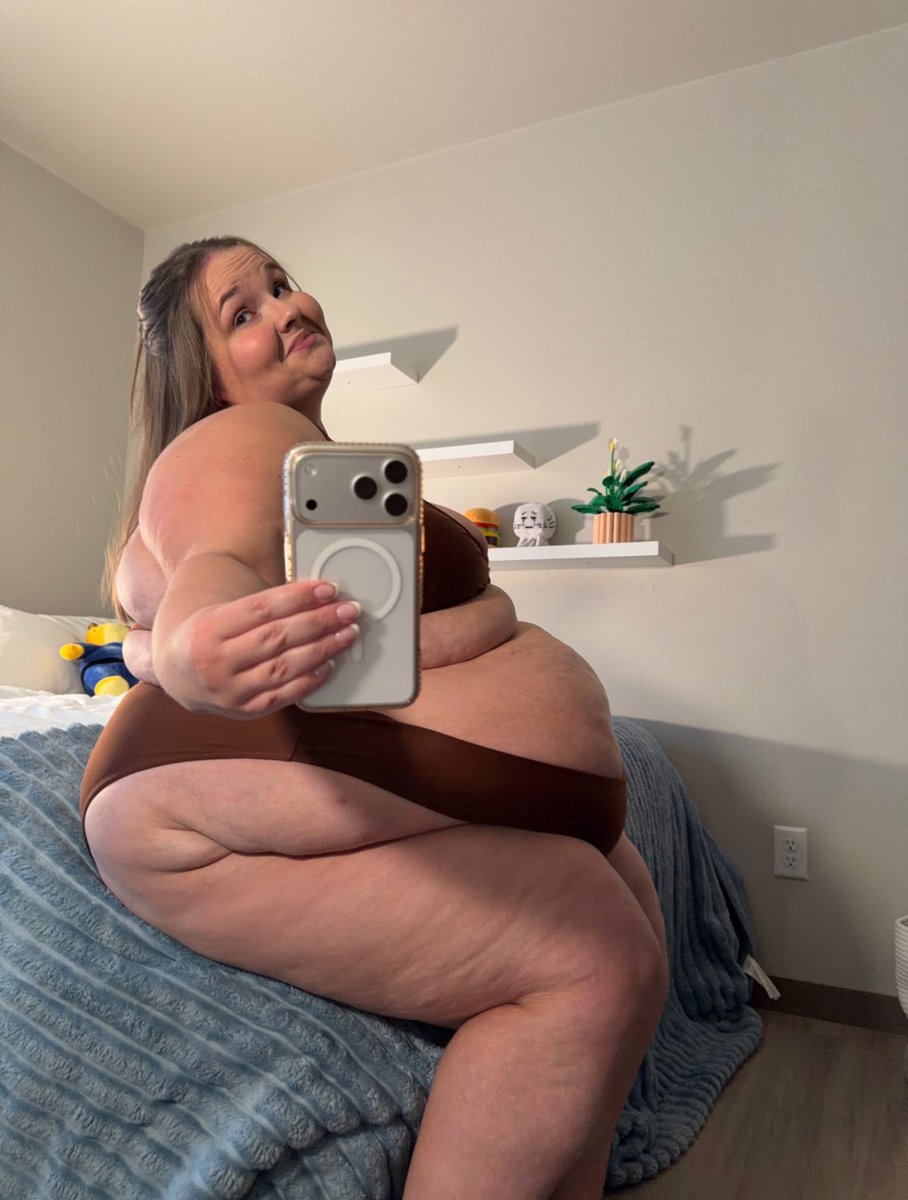 glazedabby's tweet photo. Would you date a big girl like me? (i’m 500lbs+)🤓
 
◯ Yes  

◯ No  

◯ Depends https://t.co/X4AxhjBizs