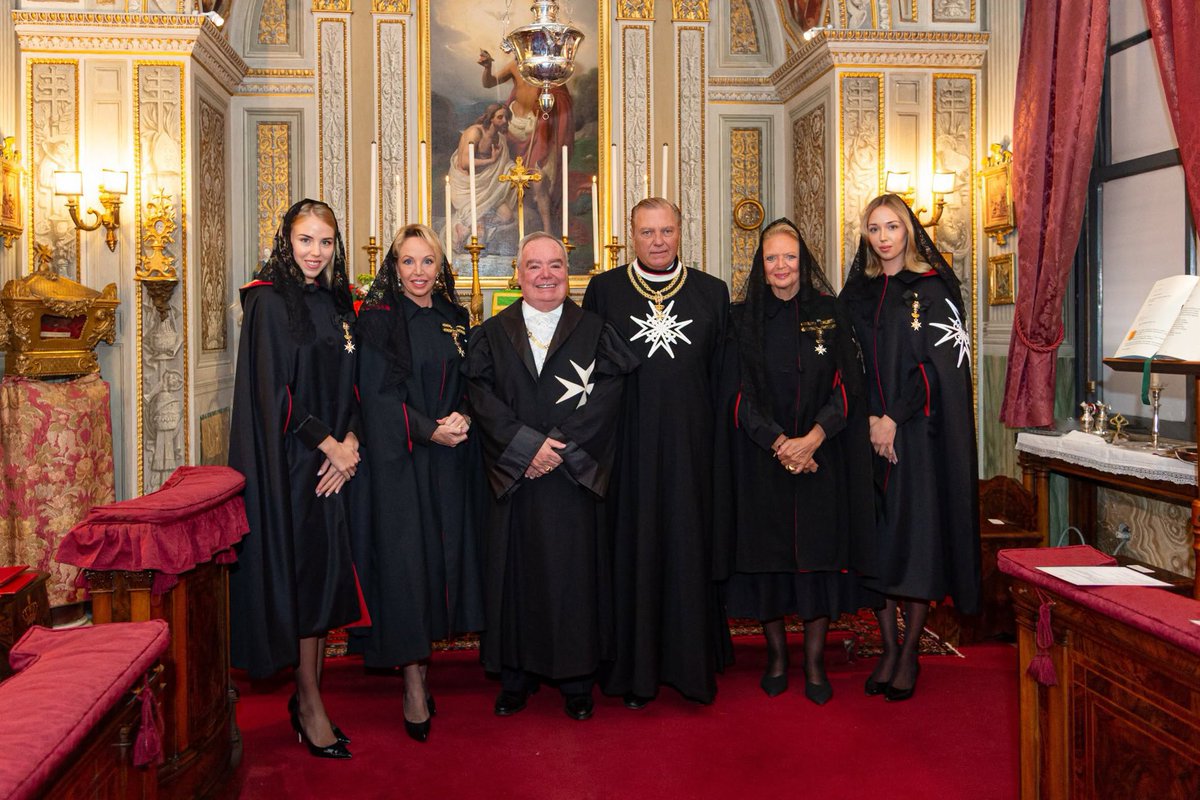 lechochretien's tweet photo. 🇫🇷👑 𝗙𝗟𝗔𝗦𝗛 — Les princesses Maria Carolina, compagne de Jordan Bardella, et Maria Chiara de Bourbon des Deux-Siciles ont été ADMISES au sein de l’Ordre souverain militaire de Malte, lors d’une cérémonie d’investiture à Rome. (Histoires Royales) https://t.co/lDTrdpnpOE