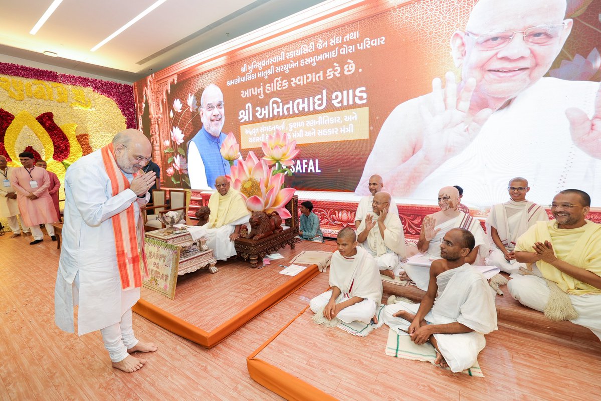 AmitShah's tweet photo. जैन धर्म की समृद्ध परंपरा और त्याग के आदर्शों को जीवंत रखने वाले आचार्य पद्मसागर सूरीश्वर जी महाराज का जीवन साधना, संयम और लोकसेवा का अनुपम उदाहरण है। आज अहमदाबाद के शेला में उनके 92वें जन्मदिवस पर उनसे भेंट कर आशीर्वाद प्राप्त किया।

आचार्य श्री अपने प्रवचनों और तपस्या से असंख्य लोगों को अहिंसा, करुणा और सदाचार के मार्ग पर चलने की प्रेरणा दे रहे हैं। ईश्वर से प्रार्थना है कि वे सदैव स्वस्थ रहें और उनका आशीर्वाद समाज का मार्गदर्शन करता रहे।

જૈન ધર્મની સમૃદ્ધ પરંપરા અને ત્યાગના આદર્શોને જીવંત રાખનારા આચાર્ય પદ્મસાગર સૂરીશ્વરજી મહારાજ સાહેબનું જીવન સાધના, સંયમ અને લોકસેવાનું અનુપમ ઉદાહરણ છે. આજે અમદાવાદના શેલા ખાતે તેમના 92મા જન્મદિવસ નિમિત્તે તેમની મુલાકાત લઈ આશીર્વાદ પ્રાપ્ત કર્યા.

આચાર્યશ્રી પોતાના પ્રવચનો અને તપસ્યાથી અસંખ્ય લોકોને અહિંસા, કરુણા અને સદાચારના માર્ગે ચાલવાની પ્રેરણા આપી રહ્યા છે. ઈશ્વરને પ્રાર્થના છે કે તેઓ સદૈવ સ્વસ્થ રહે અને તેમના આશીર્વાદ સમાજનું માર્ગદર્શન કરતા રહે.