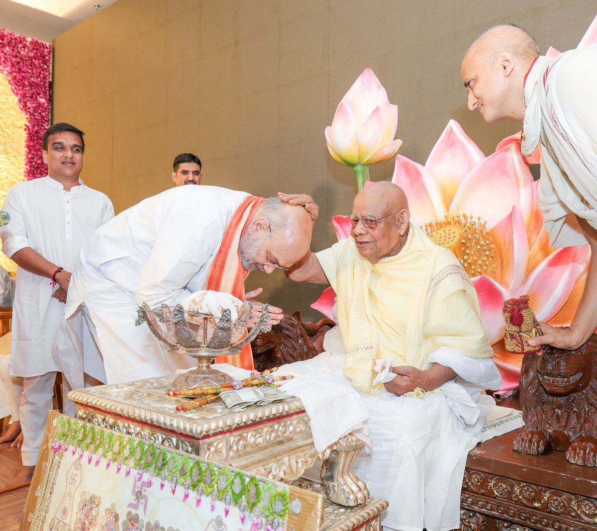 AmitShah's tweet photo. जैन धर्म की समृद्ध परंपरा और त्याग के आदर्शों को जीवंत रखने वाले आचार्य पद्मसागर सूरीश्वर जी महाराज का जीवन साधना, संयम और लोकसेवा का अनुपम उदाहरण है। आज अहमदाबाद के शेला में उनके 92वें जन्मदिवस पर उनसे भेंट कर आशीर्वाद प्राप्त किया।

आचार्य श्री अपने प्रवचनों और तपस्या से असंख्य लोगों को अहिंसा, करुणा और सदाचार के मार्ग पर चलने की प्रेरणा दे रहे हैं। ईश्वर से प्रार्थना है कि वे सदैव स्वस्थ रहें और उनका आशीर्वाद समाज का मार्गदर्शन करता रहे।

જૈન ધર્મની સમૃદ્ધ પરંપરા અને ત્યાગના આદર્શોને જીવંત રાખનારા આચાર્ય પદ્મસાગર સૂરીશ્વરજી મહારાજ સાહેબનું જીવન સાધના, સંયમ અને લોકસેવાનું અનુપમ ઉદાહરણ છે. આજે અમદાવાદના શેલા ખાતે તેમના 92મા જન્મદિવસ નિમિત્તે તેમની મુલાકાત લઈ આશીર્વાદ પ્રાપ્ત કર્યા.

આચાર્યશ્રી પોતાના પ્રવચનો અને તપસ્યાથી અસંખ્ય લોકોને અહિંસા, કરુણા અને સદાચારના માર્ગે ચાલવાની પ્રેરણા આપી રહ્યા છે. ઈશ્વરને પ્રાર્થના છે કે તેઓ સદૈવ સ્વસ્થ રહે અને તેમના આશીર્વાદ સમાજનું માર્ગદર્શન કરતા રહે.