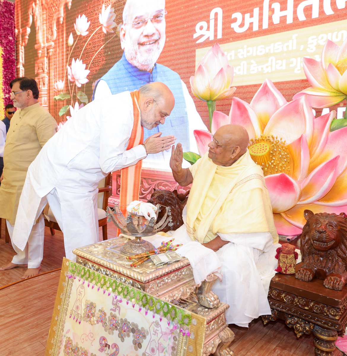 AmitShah's tweet photo. जैन धर्म की समृद्ध परंपरा और त्याग के आदर्शों को जीवंत रखने वाले आचार्य पद्मसागर सूरीश्वर जी महाराज का जीवन साधना, संयम और लोकसेवा का अनुपम उदाहरण है। आज अहमदाबाद के शेला में उनके 92वें जन्मदिवस पर उनसे भेंट कर आशीर्वाद प्राप्त किया।

आचार्य श्री अपने प्रवचनों और तपस्या से असंख्य लोगों को अहिंसा, करुणा और सदाचार के मार्ग पर चलने की प्रेरणा दे रहे हैं। ईश्वर से प्रार्थना है कि वे सदैव स्वस्थ रहें और उनका आशीर्वाद समाज का मार्गदर्शन करता रहे।

જૈન ધર્મની સમૃદ્ધ પરંપરા અને ત્યાગના આદર્શોને જીવંત રાખનારા આચાર્ય પદ્મસાગર સૂરીશ્વરજી મહારાજ સાહેબનું જીવન સાધના, સંયમ અને લોકસેવાનું અનુપમ ઉદાહરણ છે. આજે અમદાવાદના શેલા ખાતે તેમના 92મા જન્મદિવસ નિમિત્તે તેમની મુલાકાત લઈ આશીર્વાદ પ્રાપ્ત કર્યા.

આચાર્યશ્રી પોતાના પ્રવચનો અને તપસ્યાથી અસંખ્ય લોકોને અહિંસા, કરુણા અને સદાચારના માર્ગે ચાલવાની પ્રેરણા આપી રહ્યા છે. ઈશ્વરને પ્રાર્થના છે કે તેઓ સદૈવ સ્વસ્થ રહે અને તેમના આશીર્વાદ સમાજનું માર્ગદર્શન કરતા રહે.