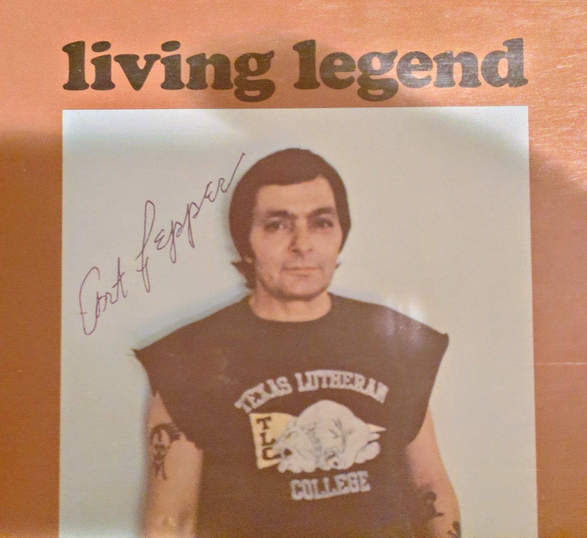 sakana014's tweet photo. OCTETに来たらArt PepperのアルバムLiving Legendがかかっていて、ジャケットをよく見たらサイン入り。1978年の日本ツアーの最終日に山形放送の会場でライブを行った時のサインだそうです。
　その時の音源がArt is the Art  Vol.1とVol.2と、2枚のレコードになっていました。
#OCTET https://t.co/9ZMwJxCIuE