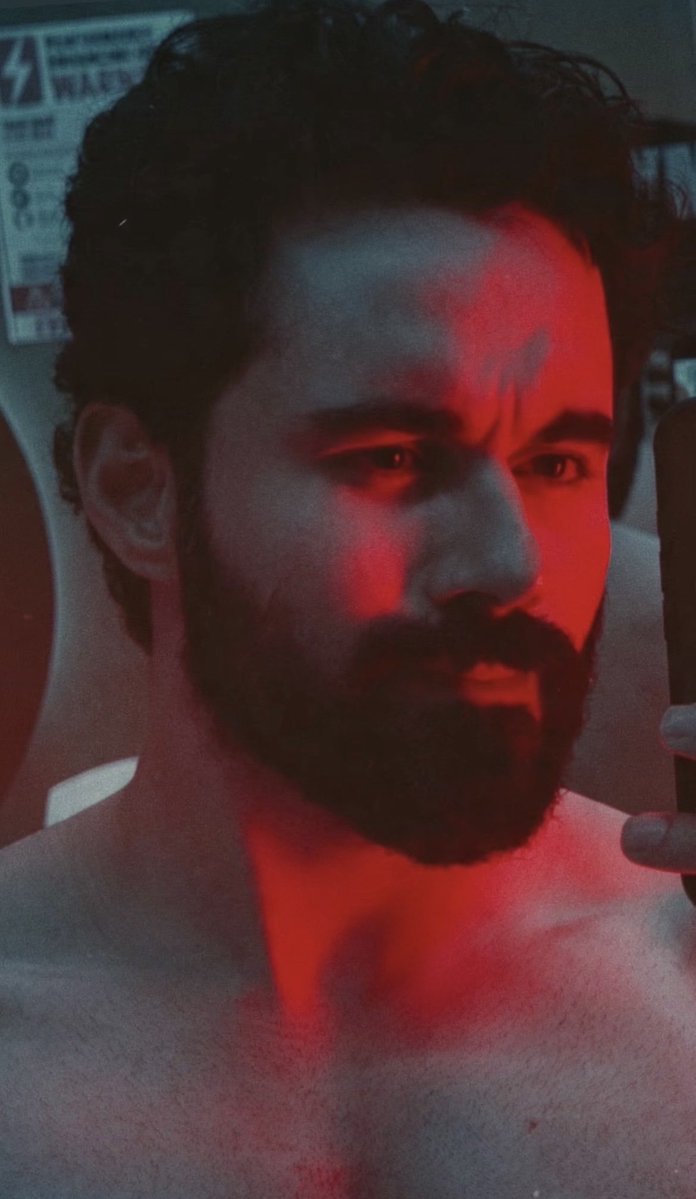Aestheticoif's tweet photo. Clean shave ho ya beard… problem toh meri hi hai. 😭🖤 Waise beard mein bhi banda dangerous level ka haseen lag raha hai. 🫠✨@Humarabajaj6  #abhishekbajaj https://t.co/IGcwM00LCP
