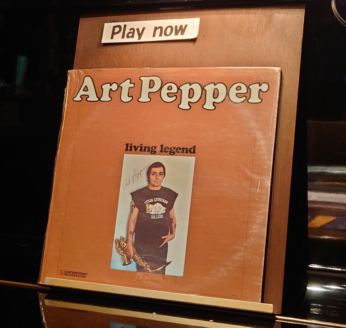 sakana014's tweet photo. OCTETに来たらArt PepperのアルバムLiving Legendがかかっていて、ジャケットをよく見たらサイン入り。1978年の日本ツアーの最終日に山形放送の会場でライブを行った時のサインだそうです。
　その時の音源がArt is the Art  Vol.1とVol.2と、2枚のレコードになっていました。
#OCTET https://t.co/9ZMwJxCIuE