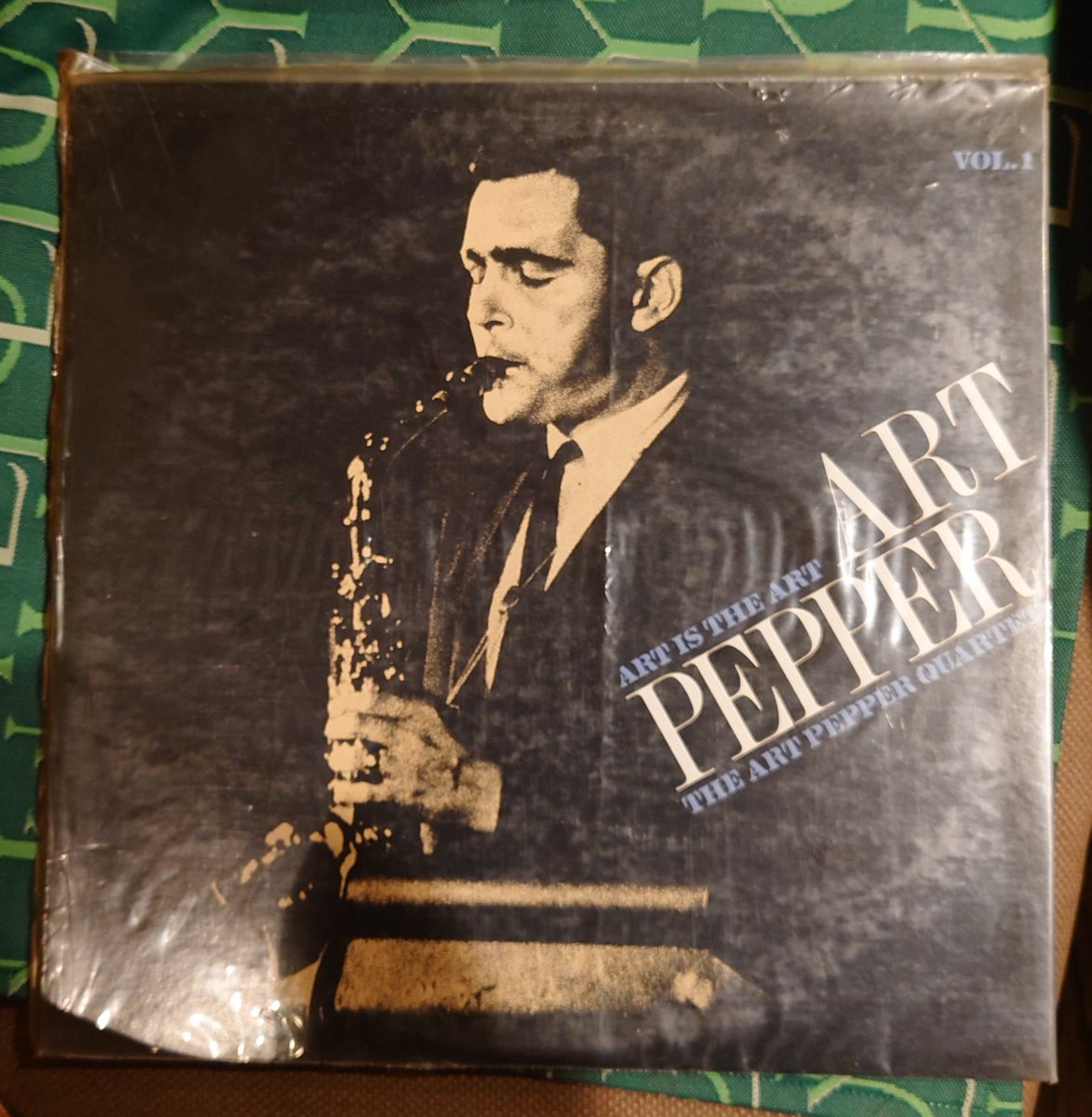 sakana014's tweet photo. OCTETに来たらArt PepperのアルバムLiving Legendがかかっていて、ジャケットをよく見たらサイン入り。1978年の日本ツアーの最終日に山形放送の会場でライブを行った時のサインだそうです。
　その時の音源がArt is the Art  Vol.1とVol.2と、2枚のレコードになっていました。
#OCTET https://t.co/9ZMwJxCIuE