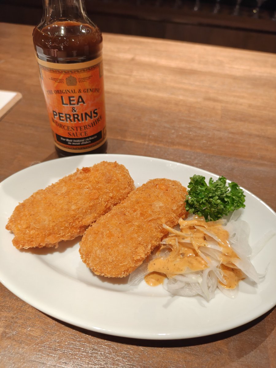 tonkatsuya's tweet photo. 新メニューのカニクリームコロッケ。蟹がとても強い。そしてお酒が進む。まだ、日曜日 https://t.co/4sUO302VLq