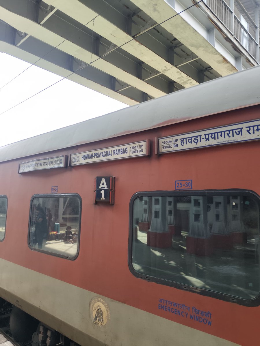 DevBose15's tweet photo. @RailwaySeva @RailMinIndia @AshwiniVaishnaw 
गाड़ी संख्या 13048 विभूति एक्सप्रेस के A2 AC कोच का दरवाज़ा टूटा हुआ है। ट्रेन आज प्रयागराज रामबाग से शाम 4:20 बजे हावड़ा के लिए रवाना होगी ट्रेन रवाना होने से पहले A2 कोच के टूटे दरवाज़े की तत्काल मरम्मत/सुरक्षा व्यवस्था सुनिश्चित करे https://t.co/oK4Gwtbivo