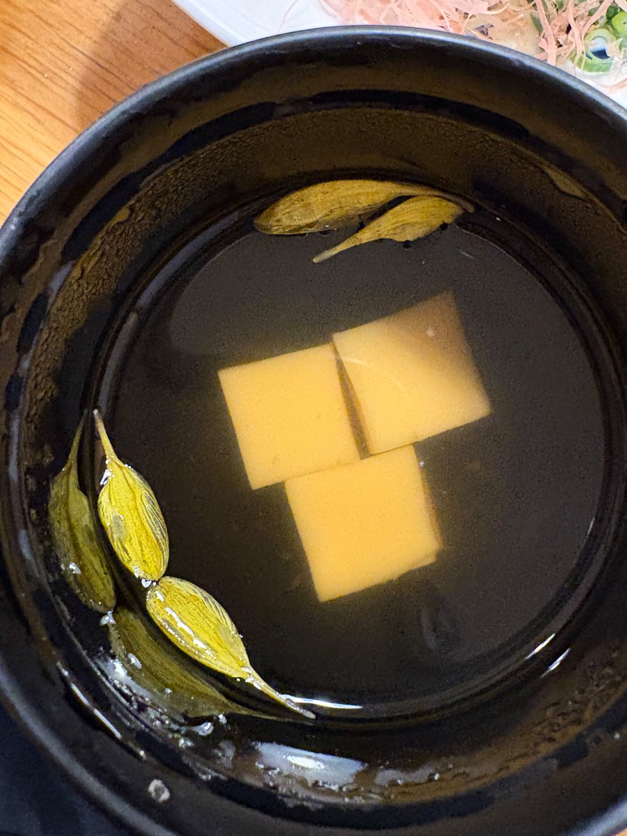 flowerdish's tweet photo. お吸い物は葛豆腐かな？
菊の花びらで秋らしい☺️ https://t.co/PNiTA8K36C