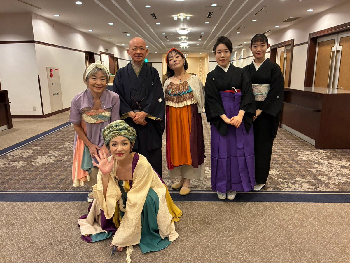 t_ichika_info's tweet photo. 本日の真打昇進披露宴、誠にありがとうございました…！
皆様ご多用の中、かくも賑々しくあたたかくお迎え頂き…！　改めて感謝の気持ちで一杯です…！
力強く助けてくれた後輩の皆、先輩方、本当に皆様のおかげでこの日を迎えることができました…！
改めまして心より御礼申し上げます。 https://t.co/TPKc4yFbYh