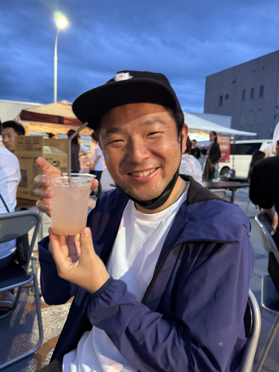rovin0725's tweet photo. チャオズさんと十勇士（仲間）の前で待ち合わせ。
しゅうまいを撮っているチャオズさん
体調管理の為ノンアルを飲んで満面の笑みのチャオズさん
フェス限のじまんやき。
以上、
うんのひらくまちMUSICフェスVol.３
の激写でした。
#海野町
#ビリヤニ蔵人
#富士アイス https://t.co/5djgpTnT0j