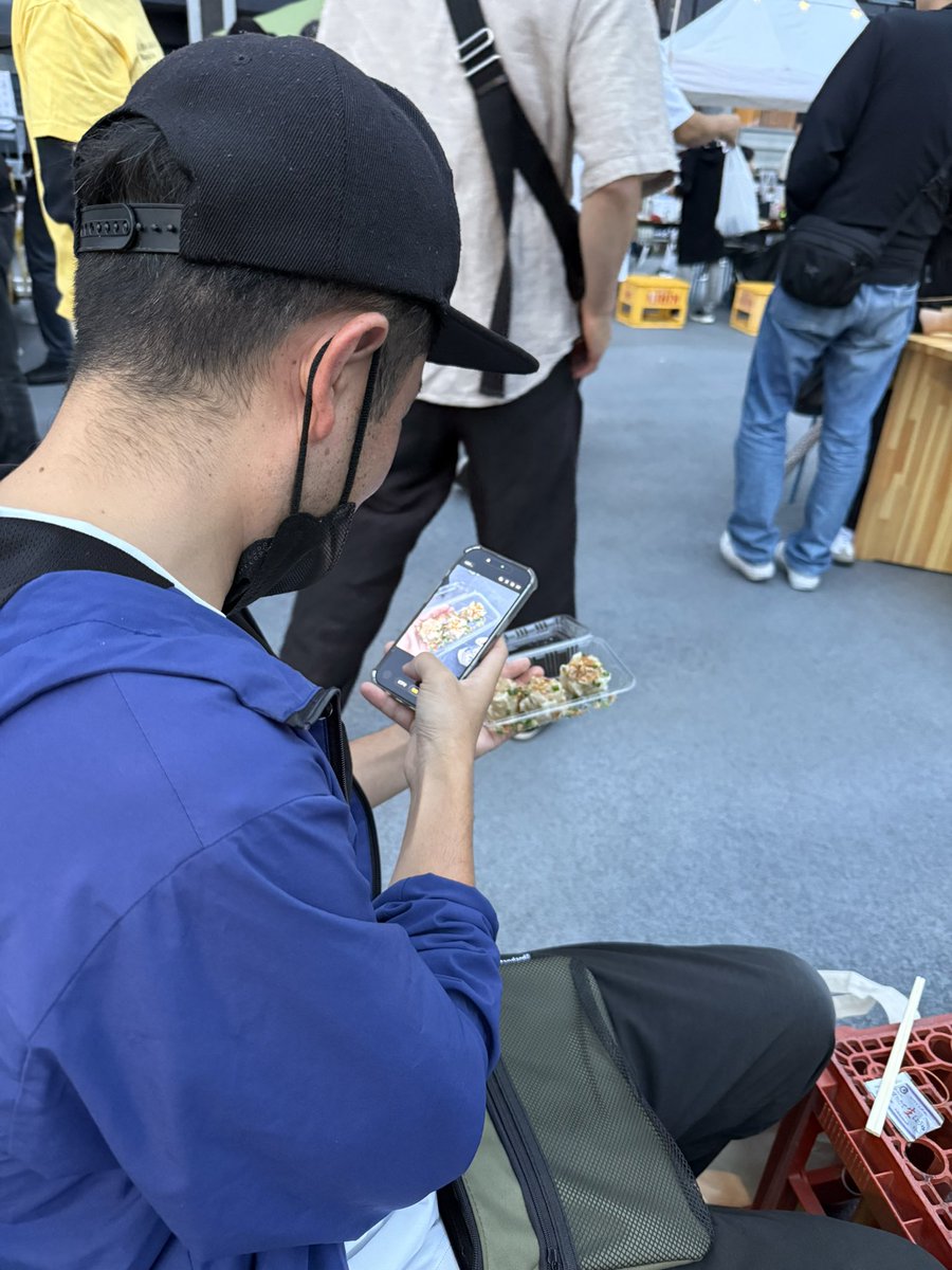 rovin0725's tweet photo. チャオズさんと十勇士（仲間）の前で待ち合わせ。
しゅうまいを撮っているチャオズさん
体調管理の為ノンアルを飲んで満面の笑みのチャオズさん
フェス限のじまんやき。
以上、
うんのひらくまちMUSICフェスVol.３
の激写でした。
#海野町
#ビリヤニ蔵人
#富士アイス https://t.co/5djgpTnT0j