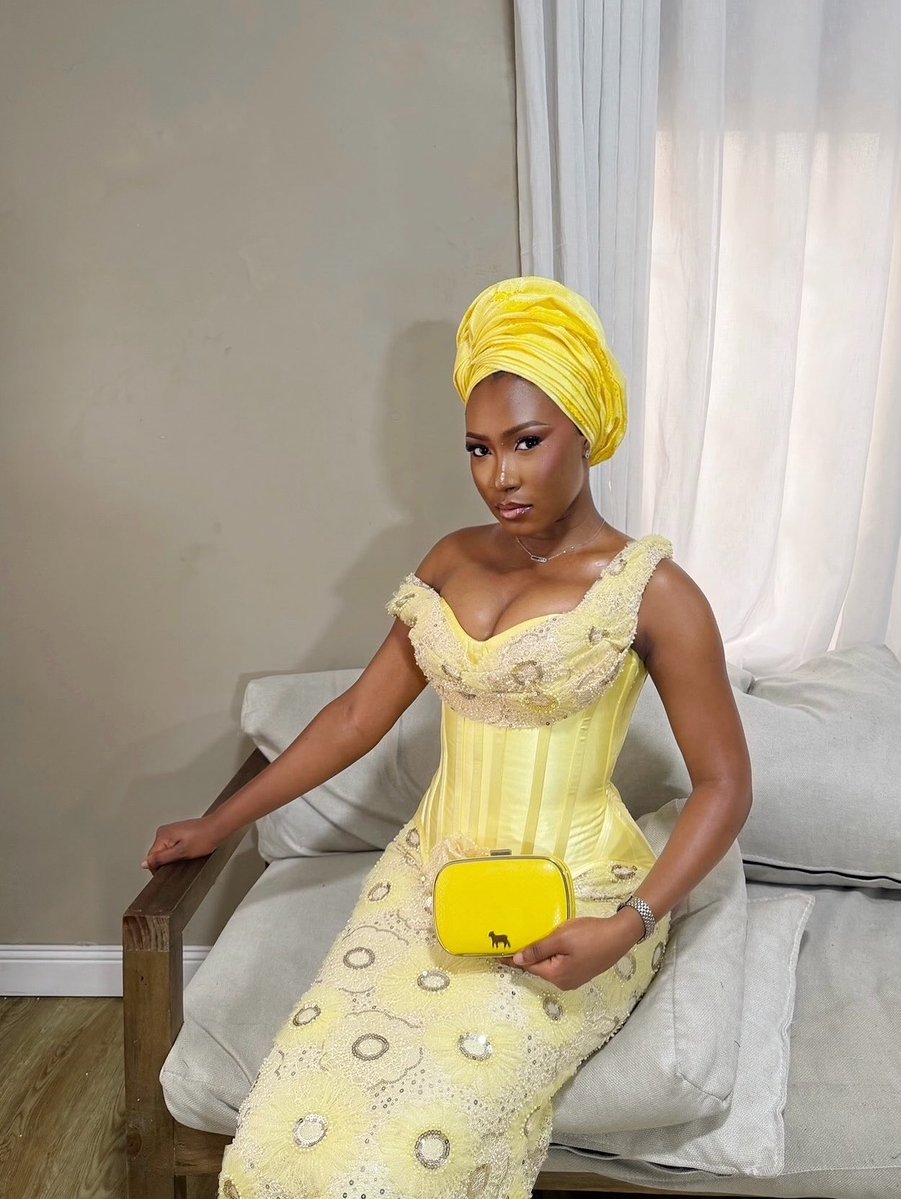 __pejuu's tweet photo. Being able to make my dresses>>>💛 https://t.co/WsvuNza4Tp