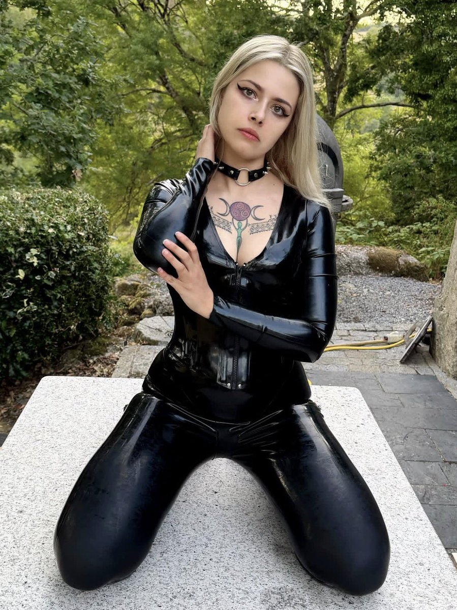 mistress3Fallon's tweet photo. Bow 🙇‍♂️ down for mommy 🖤 https://t.co/Tka14BOseq