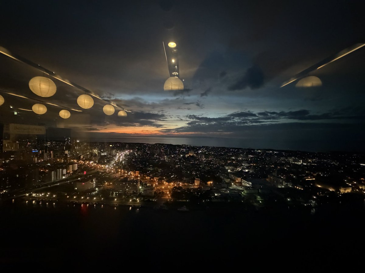 catflish's tweet photo. 旅の〆はばかうけ展望台へ
地上31Fから見下ろす信濃川と新潟の夜景、めちゃくちゃきれいでした…！
これが無料で見られるなんて… https://t.co/5KqO4PE0d5