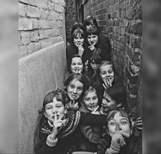 KateriSeraphina's tweet photo. Tous ceux qui sont nés entre 1952 et 1979 ont été les acteurs d’un changement que nos parents n’auraient même pas osé rêver.
Nous avons été les premiers témoins d’un bouleversement technologique profond, celui qui a façonné le monde moderne.
Nous voyons aujourd’hui ces maisons achetées par nos parents valoir 20 à 30 fois plus…
Nous sommes la dernière génération à avoir joué dans la rue, dans les cours de récréation, aux billes, au ballon prisonnier, à cache-cache, à l’élastique, à la marelle, au « Jacques a dit », au Stop…
Mais nous sommes aussi la première génération à avoir connu les jeux vidéo : le Pac-Man, les premières consoles Atari…
Nous avons écouté les feuilletons radiophoniques de nos grands-parents, connu les pique-niques en famille, sur l’herbe, avec une nappe et des plats maison.
Nous sommes les derniers à avoir écouté de la musique sur des disques vinyles — ces petits 45 tours et les grands 33 tours.
Nous avons commencé à enregistrer nos propres cassettes, vu naître les vidéos BETA, puis VHS, et nous avons été les pionniers du walkman, du CD…
On nous a appelés “génération X”, comme pour dire qu’on ne valait pas grand-chose… Mais comparés à quoi ?
Nous avons appris à utiliser les ordinateurs — chose que nos parents et grands-parents n’ont jamais connue — et bien avant ces jeunes d’aujourd’hui qui regardent souvent les anciens avec dédain.
Nous, nous n’avons jamais méprisé ceux qui ne savaient pas se servir d’un clavier ou d’une souris.
Nous avons vu les premiers miracles : les calculatrices de poche, les PC à écran cathodique, les premiers téléphones portables gros comme des briques, lourds comme des haltères.
Et nous avons cru, un moment, que l’Internet allait libérer le monde…
Nous sommes la génération de Cachirulo, Ultraman, Don Gato, GI Joe, Les Pierrafeu, La Famille Addams, Tom et Jerry, Les Monstres, Bip Bip et Coyote, Bonanza, La Panthère Rose, Les Jetsons, Le pivert fou, Candy, Sandy Belle…
Nous avons grandi en écoutant The Beatles, Rolling Stones, Creedence Clearwater Revival, The Who, Led Zeppelin, The Carpenters, Jackson Five, Guns N’ Roses, puis en espagnol ou français : Soda Stereo, Mecano, Flans, Hombres G, et même Locomía avec leurs éventails, sans oublier les Bukis, Temerarios, ou Tigres del Norte pour les amateurs de musique populaire.
Nous sommes les derniers à avoir bu des sodas dans des bouteilles en verre d’un litre, des Coca-Cola familiaux à 90 centimes, à faire les courses à vélo avec le sac en tissu à carreaux, et à garder la monnaie pour s’acheter des bonbons.
Nous sommes aussi les derniers à avoir ramassé une tortilla ou un bout de pain tombé par terre, à l’avoir remis dans le panier avec un petit remords sacré à l’heure du repas. Aujourd’hui, aucun enfant ne ferait ça — les bactéries ! dirait-on.
Ce message s’adresse à ceux nés entre 1952 et 1979.
Et franchement, on ne sait toujours pas comment on a survécu à notre enfance !
En y repensant, c’est difficile à croire :
On voyageait en voiture sans ceinture de sécurité, les bébés sans siège auto, on a survécu à des accidents sans airbag.
On faisait des trajets de 10 ou 12 heures sans râler, sans demander à faire une pause toutes les heures.
Pas de sécurité aux portes, ni de bouchons "anti-enfants" sur les médicaments…
On roulait en vélo, en rollers ou en trottinette sans casque, sans genouillères. Les balançoires étaient en métal, les toboggans rouillés aux coins tranchants…
Pas de téléphone portable.
On allait à l’école avec des sacs lourds remplis de livres et de sandwichs, sans roulettes ni rembourrage ergonomique.
Et combien de fois n’a-t-on pas vu notre sac se casser, nos affaires tomber, nos goûters s’écraser par terre ?
On mangeait des sucreries, des gâteaux industriels, des glaces colorées, on buvait des sodas sans être obèses.
Tout au plus, un ou deux enfants étaient un peu potelés… et voilà.
On partageait nos boissons, et personne ne craignait d’attraper quoi que ce soit… sauf les poux, qu’on soignait au vinaigre chaud.
On souhaitait attraper la grippe, la varicelle ou la rougeole pour avoir quelques jours de repos à la maison.
Pas de PlayStation, pas de 999 chaînes de télé, pas d’écrans plats, pas d’Internet…
Mais on s’amusait comme des fous avec des ballons d’eau, des jeux de rue, des cowboys et des poupées.
Et jamais on n’entendait parler de réchauffement climatique…
On flirtait en jouant à “action ou vérité” ou à la bouteille, pas cachés derrière des écrans ou des messageries douteuses.
Pas besoin de réseaux sociaux pour exister.
Il suffisait d’un sifflet ou d’un cri façon Tarzan, et toute la bande sortait de chez elle.
On n’était pas “dark”, “emo”, “gamer”, “otaku” ou “skateur”...
On était le blond, la maigre, le petit, le costaud, la bouclée, le noir, le rigolo… mais on faisait tous partie du même groupe.
On a appris à être responsables (souvent de force), à assumer nos erreurs, à en payer les conséquences…
Et c’est comme ça qu’on a grandi.
Libres. Fragiles. Forts. Vivants.
Félicitations à nous !
Par Cristina Rivera Garza