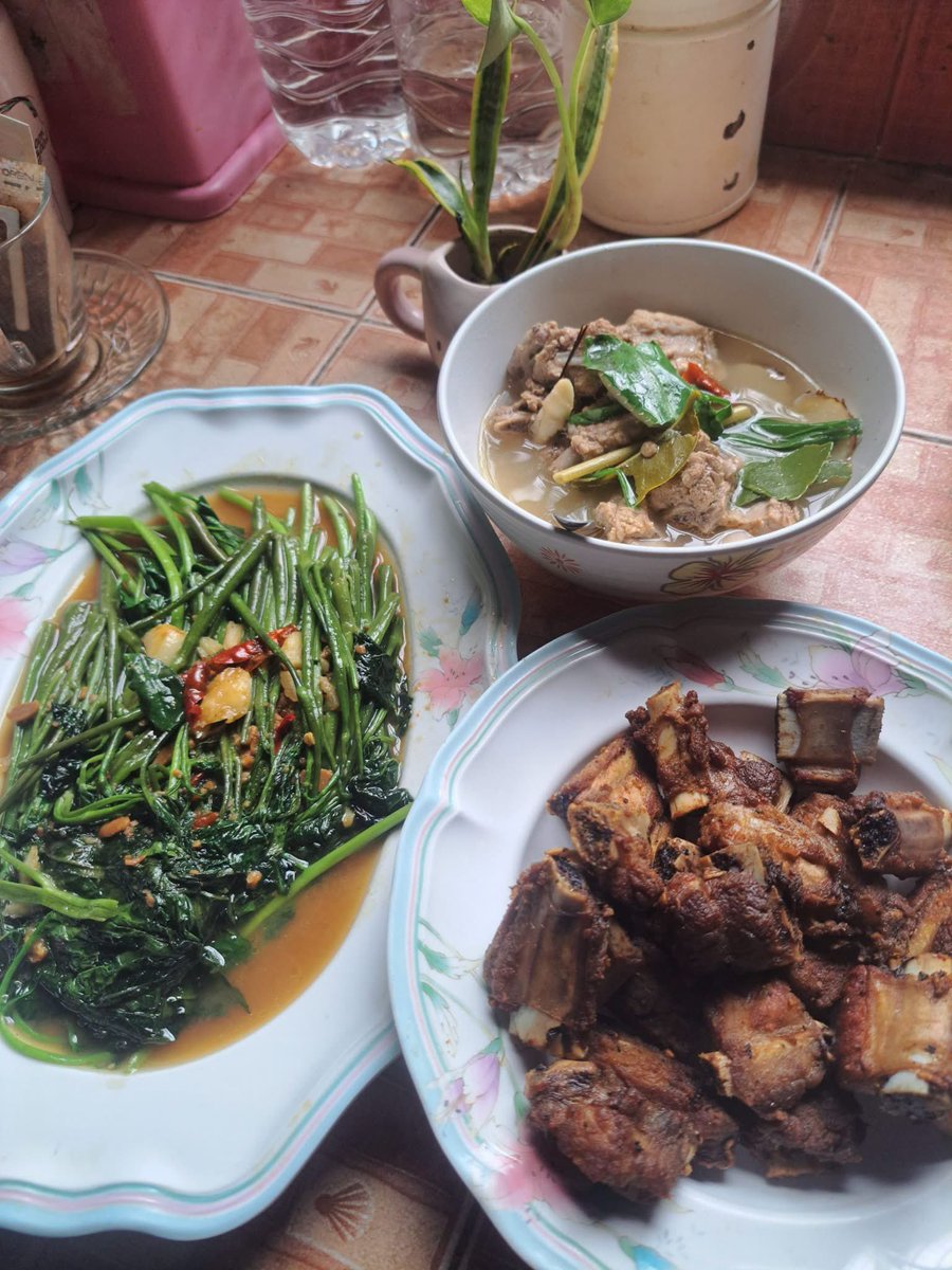 Happieseee's tweet photo. อาหารมื้อเย็น ต้มแซบกระดูกหมู ทอดกระด���กหมู ผัดผักบุ้งนาจ้า ทานเร็วจะได้ไม่อ้วนจ้า 😆🍜🍚 https://t.co/kaDzJ1XTk5