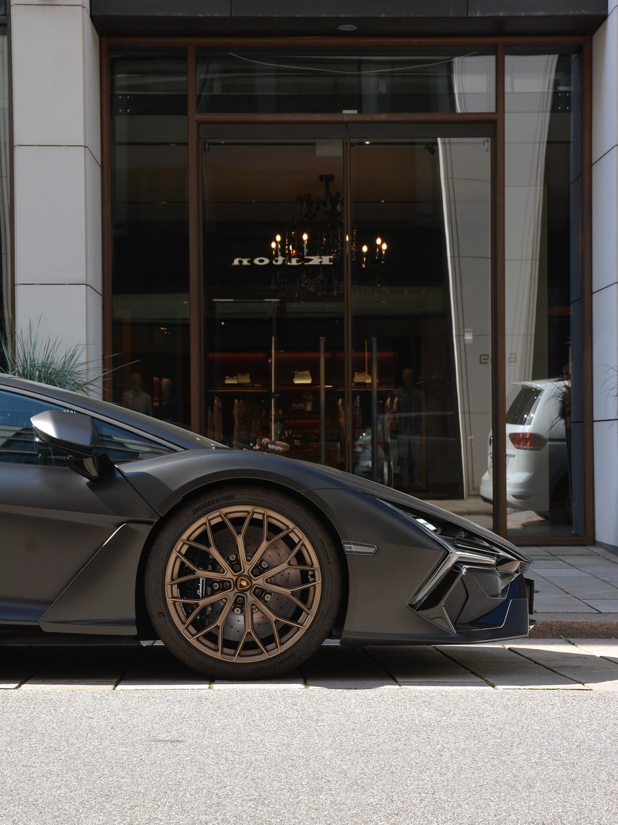matthchave82425's tweet photo. Lamborghini Revuelto #lamborghini #revuelto #lamborghinirevuelto #italian #supercar #hypercar #carsofinstagram #carspotting https://t.co/7ZTsk34IwT